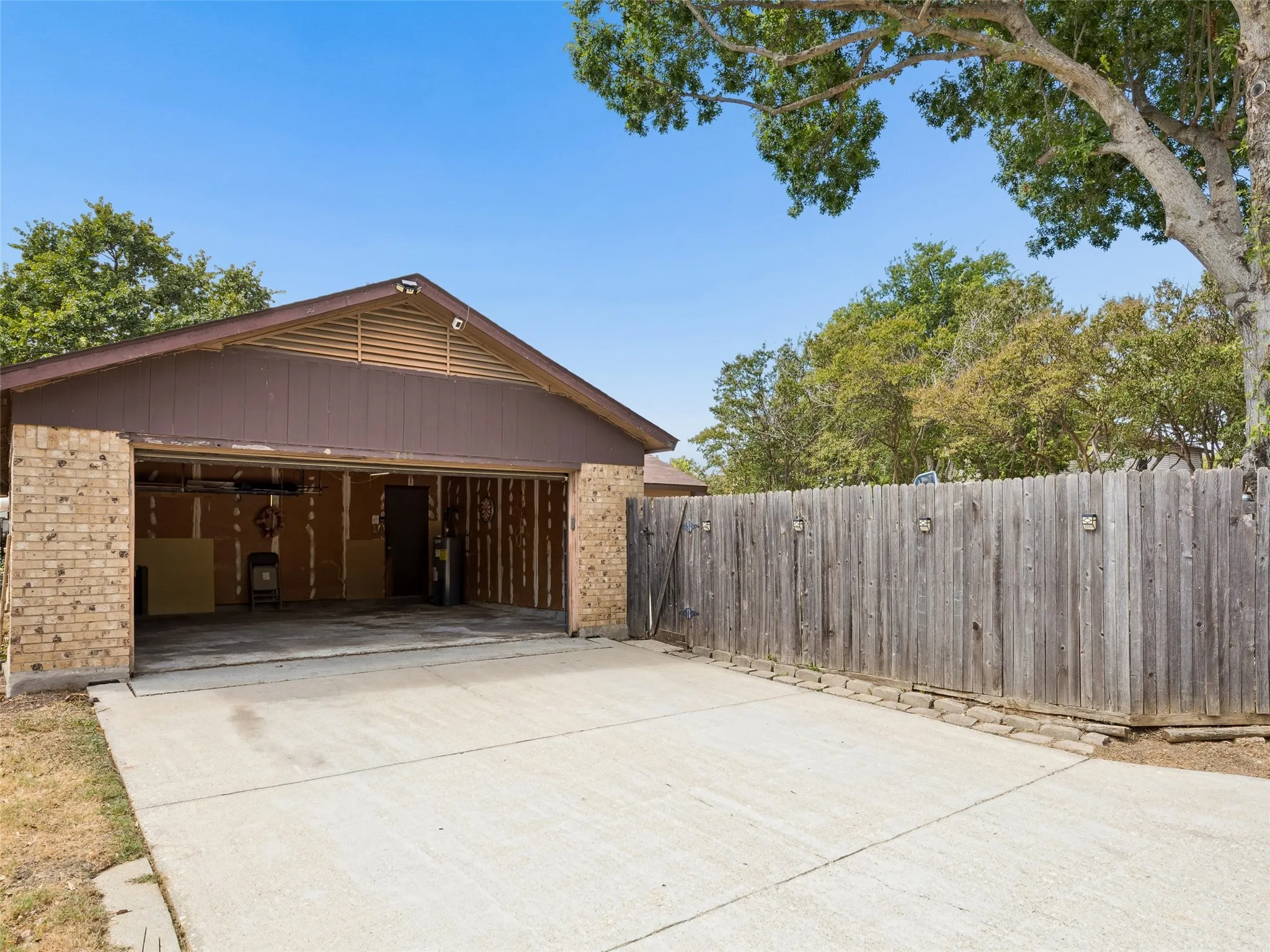 Garage/Driveway