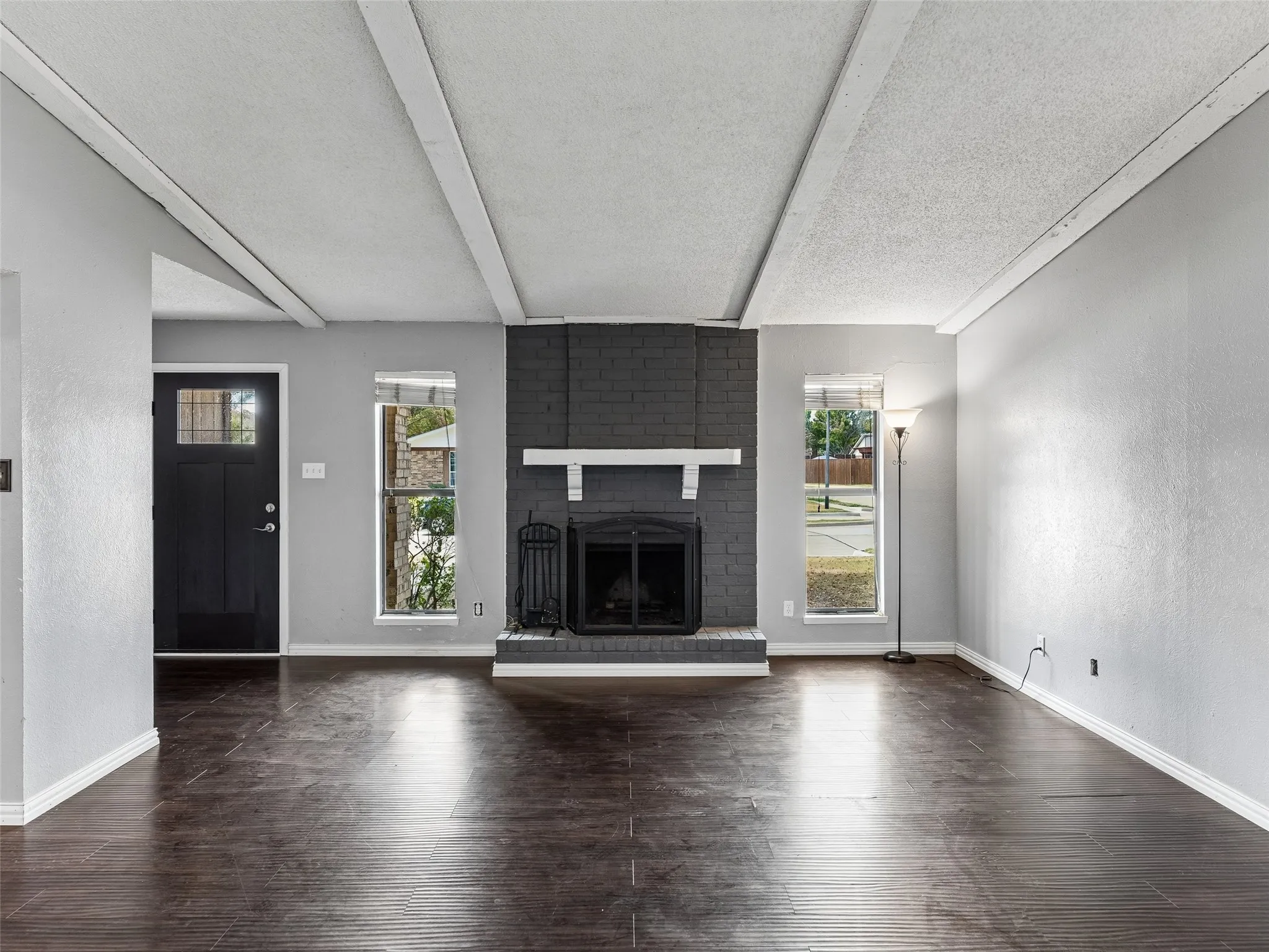 Single Family Residence For Sale in Denton County , 733 Red Wing Drive, Lewisville, Texas 75067, 3 Bedroom, 2 Bathroom, 2 Garage spaces, 1,581 Sqft, built in 1978, mls#21379960, Real Estate Agent in Lewisville, Homes For Sale in Denton county, Homes For Sale in Lewisville, Realtor in Lewisville Texas, Real Estate Brokerage Independent Realty Texas, Luminita Cordes Realtor