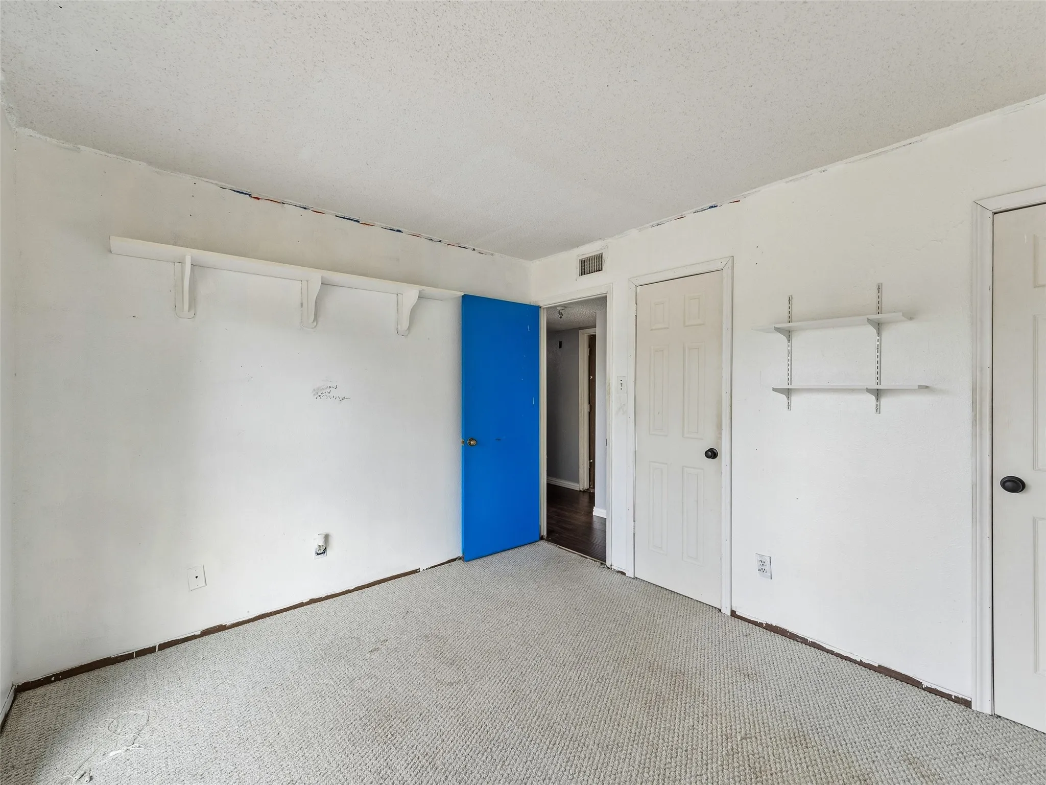 Single Family Residence For Sale in Denton County , 733 Red Wing Drive, Lewisville, Texas 75067, 3 Bedroom, 2 Bathroom, 2 Garage spaces, 1,581 Sqft, built in 1978, mls#21379960, Real Estate Agent in Lewisville, Homes For Sale in Denton county, Homes For Sale in Lewisville, Realtor in Lewisville Texas, Real Estate Brokerage Independent Realty Texas, Luminita Cordes Realtor