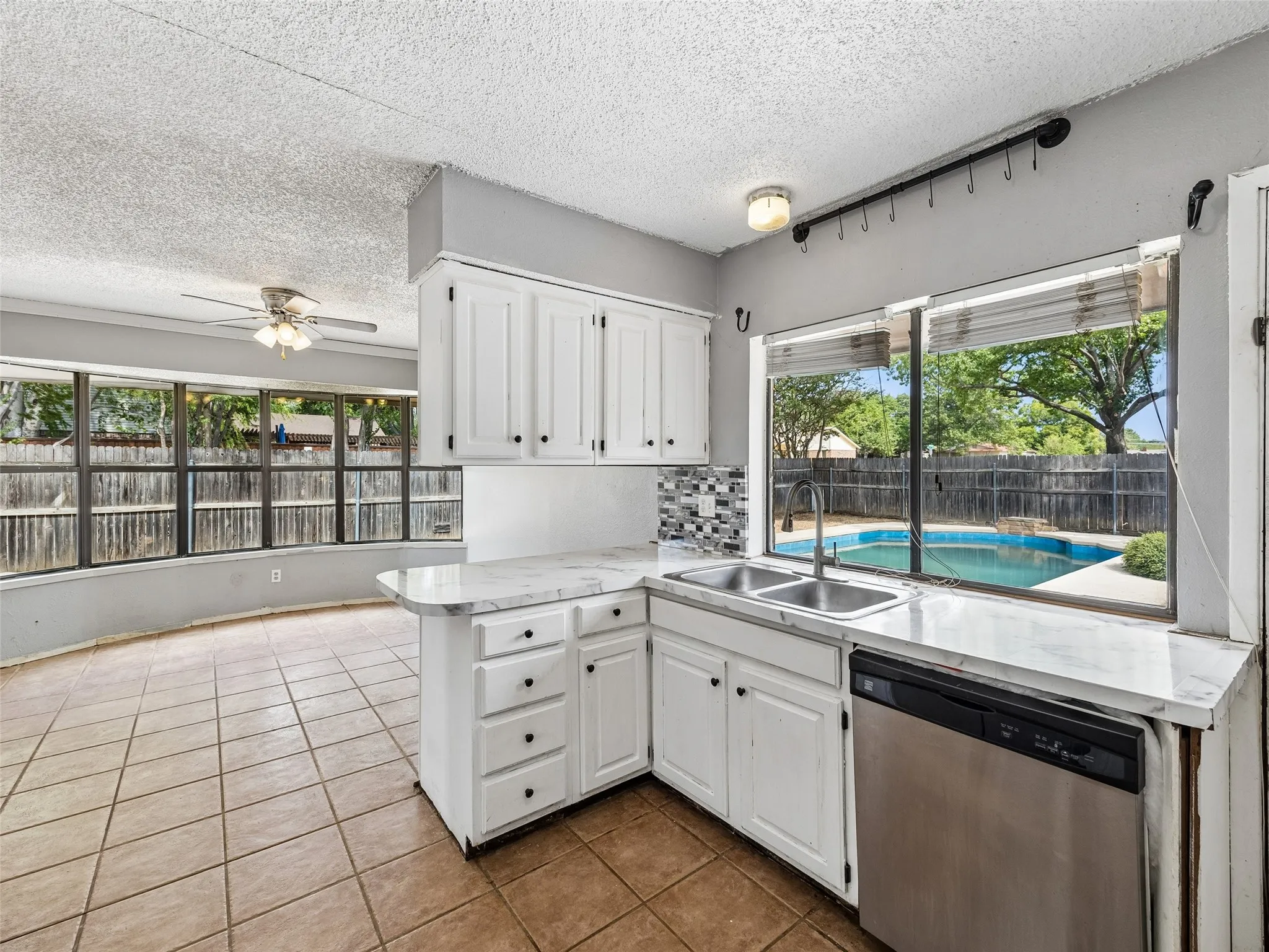 Single Family Residence For Sale in Denton County , 733 Red Wing Drive, Lewisville, Texas 75067, 3 Bedroom, 2 Bathroom, 2 Garage spaces, 1,581 Sqft, built in 1978, mls#21379960, Real Estate Agent in Lewisville, Homes For Sale in Denton county, Homes For Sale in Lewisville, Realtor in Lewisville Texas, Real Estate Brokerage Independent Realty Texas, Luminita Cordes Realtor