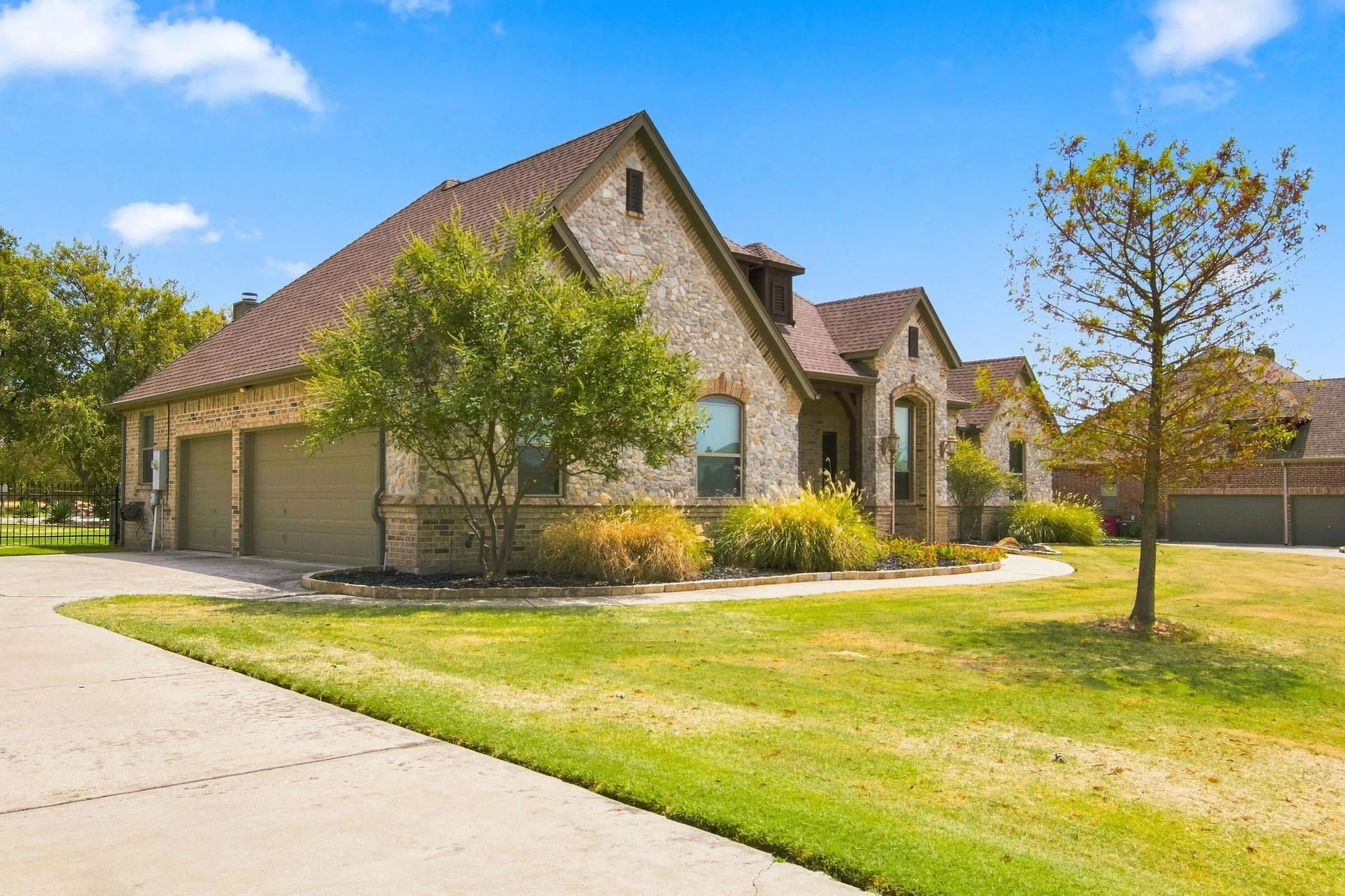 Single Family Residence For Sale in Tarrant County , 14024 Edgemon Way, Newark, Texas 76071, 5 Bedroom, 4 Bathroom, 3 Garage spaces, 3,456 Sqft, built in 2006, mls#21378525, Real Estate Agent in Newark, Homes For Sale in Tarrant county, Homes For Sale in Newark, Realtor in Newark Texas, Real Estate Brokerage Independent Realty Texas, Luminita Cordes Realtor