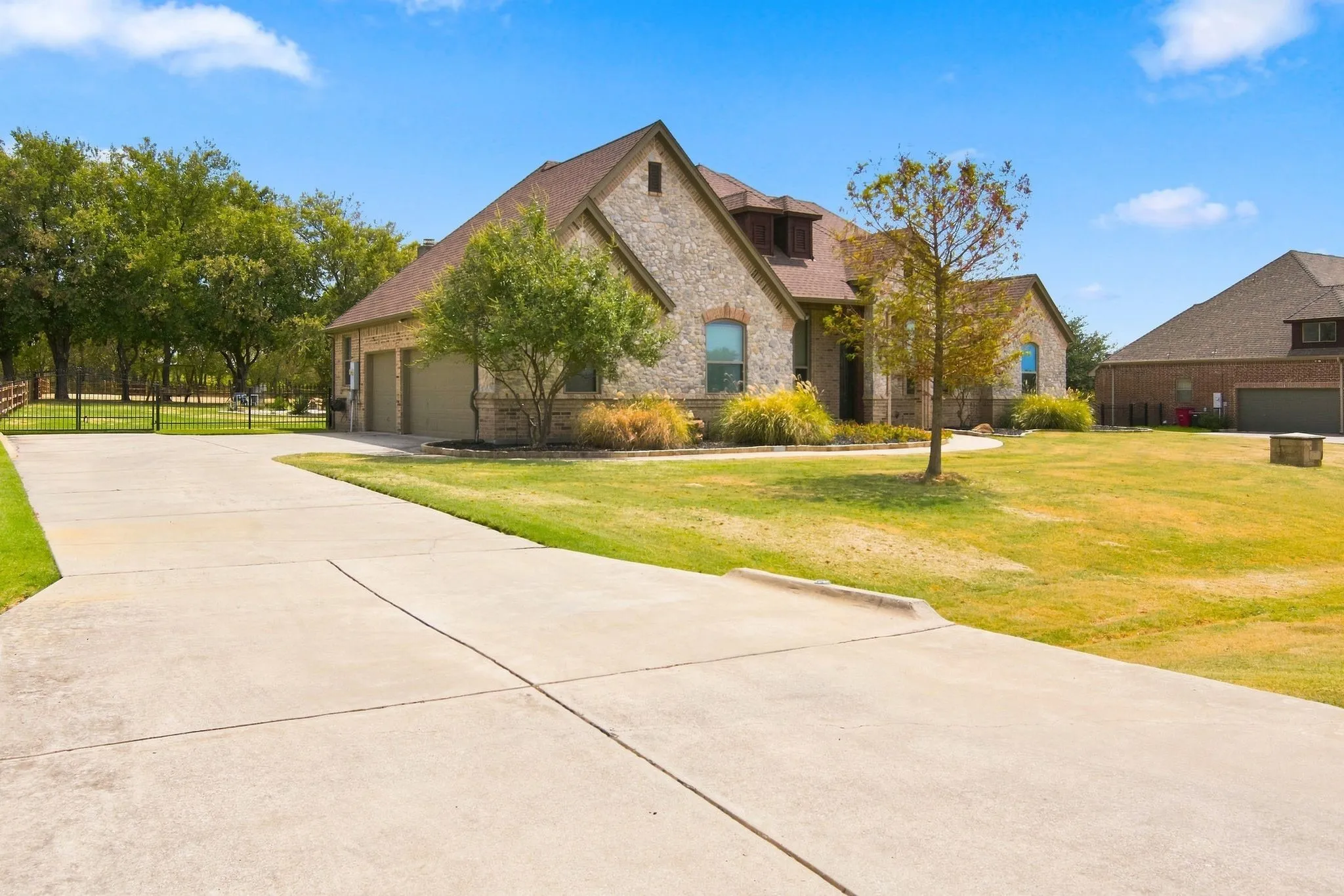 Single Family Residence For Sale in Tarrant County , 14024 Edgemon Way, Newark, Texas 76071, 5 Bedroom, 4 Bathroom, 3 Garage spaces, 3,456 Sqft, built in 2006, mls#21378525, Real Estate Agent in Newark, Homes For Sale in Tarrant county, Homes For Sale in Newark, Realtor in Newark Texas, Real Estate Brokerage Independent Realty Texas, Luminita Cordes Realtor
