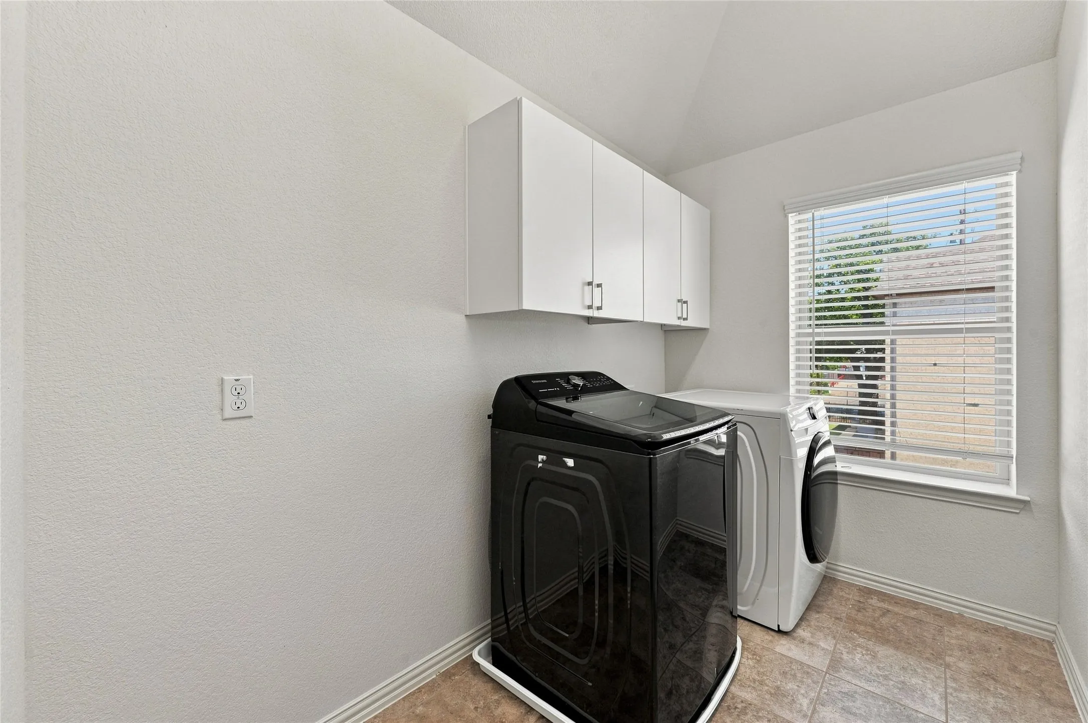 Single Family Residence For Rent in Dallas County , 630 Patriot Lane, Irving, Texas 75060, 3 Bedroom, 3 Bathroom, 2 Garage spaces, 2,100 Sqft, built in 2020, mls#21380194, Real Estate Agent in Irving, Homes For Rent in Dallas county, Homes For Rent in Irving, Realtor in Irving Texas, Real Estate Brokerage Independent Realty Texas, Luminita Cordes Realtor