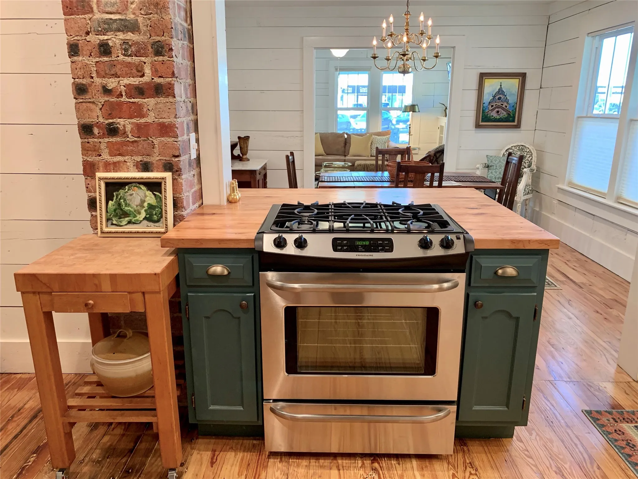 Single Family Residence For Rent in Denton County , 1804 N Elm Street, Denton, Texas 76201, 2 Bedroom, 2 Bathroom, Garage spaces, 1,071 Sqft, built in 1955, mls#21379857, Real Estate Agent in Denton, Homes For Rent in Denton county, Homes For Rent in Denton, Realtor in Denton Texas, Real Estate Brokerage Independent Realty Texas, Luminita Cordes Realtor