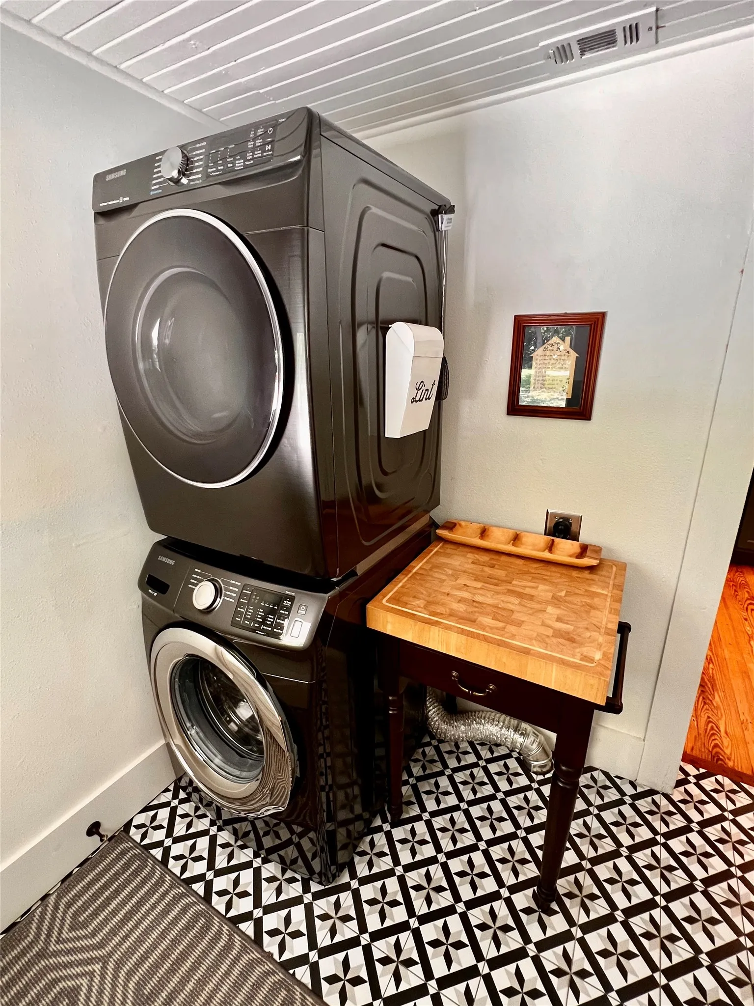 Single Family Residence For Rent in Denton County , 1804 N Elm Street, Denton, Texas 76201, 2 Bedroom, 2 Bathroom, Garage spaces, 1,071 Sqft, built in 1955, mls#21379857, Real Estate Agent in Denton, Homes For Rent in Denton county, Homes For Rent in Denton, Realtor in Denton Texas, Real Estate Brokerage Independent Realty Texas, Luminita Cordes Realtor