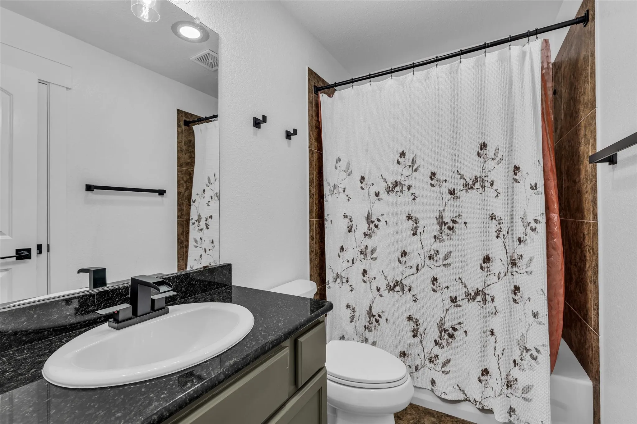 Single Family Residence For Rent in Mc Lennan County , 10804 Aurora Drive, Waco, Texas 76708, 3 Bedroom, 2 Bathroom, 2 Garage spaces, 1,875 Sqft, built in 2015, mls#21380200, Real Estate Agent in Waco, Homes For Rent in Mc Lennan county, Homes For Rent in Waco, Realtor in Waco Texas, Real Estate Brokerage Independent Realty Texas, Luminita Cordes Realtor