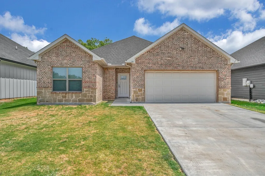 Single Family Residence For Sale in Mc Lennan County , 702 N College Street, West, Texas 76691, 3 Bedroom, 2 Bathroom, 2 Garage spaces, 1,512 Sqft, built in 2024, mls#21377893, Real Estate Agent in West, Homes For Sale in Mc Lennan county, Homes For Sale in West, Realtor in West Texas, Real Estate Brokerage Independent Realty Texas, Luminita Cordes Realtor