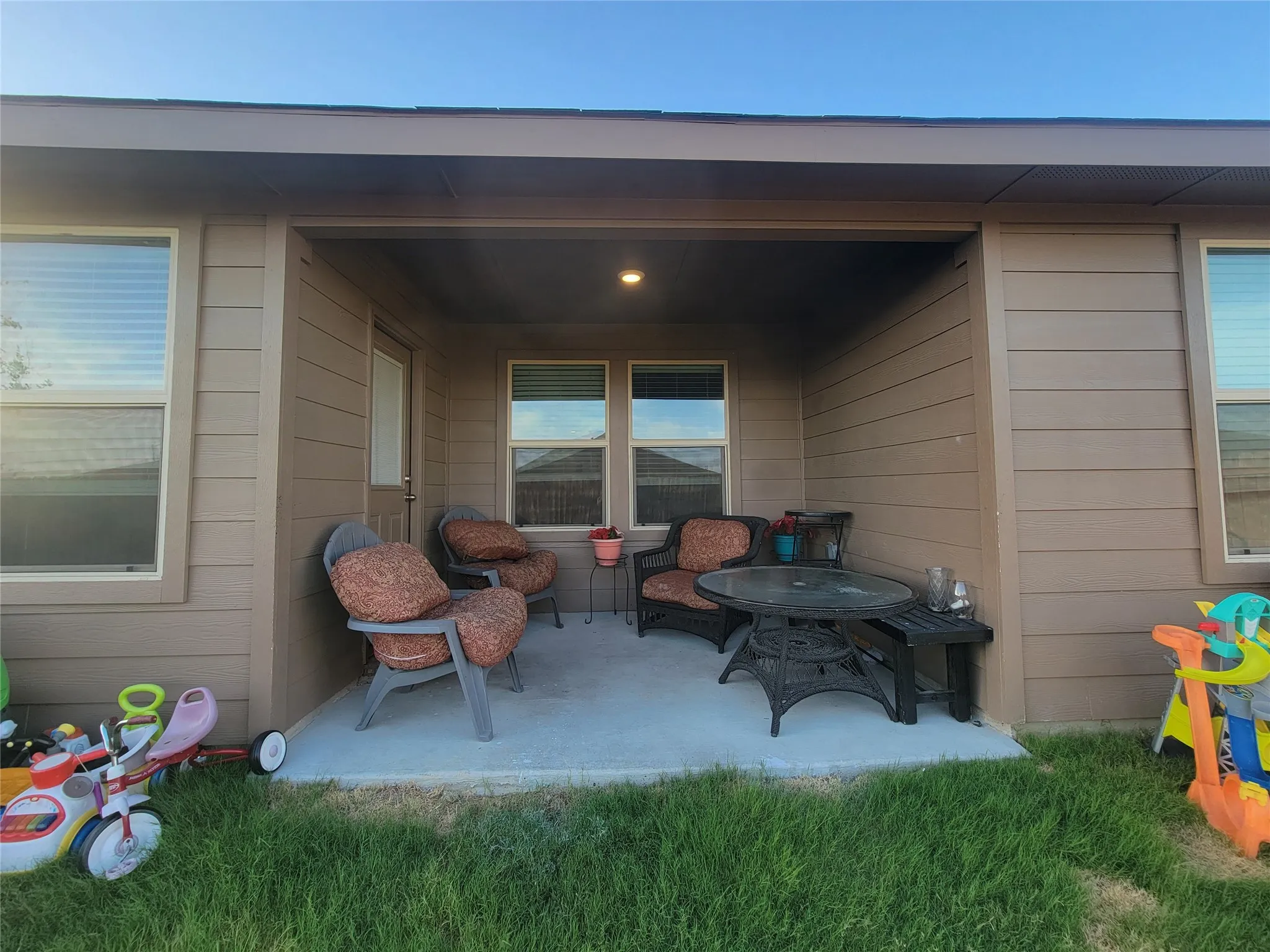 Covered patio featuring a concrete slab and recessed lighting
