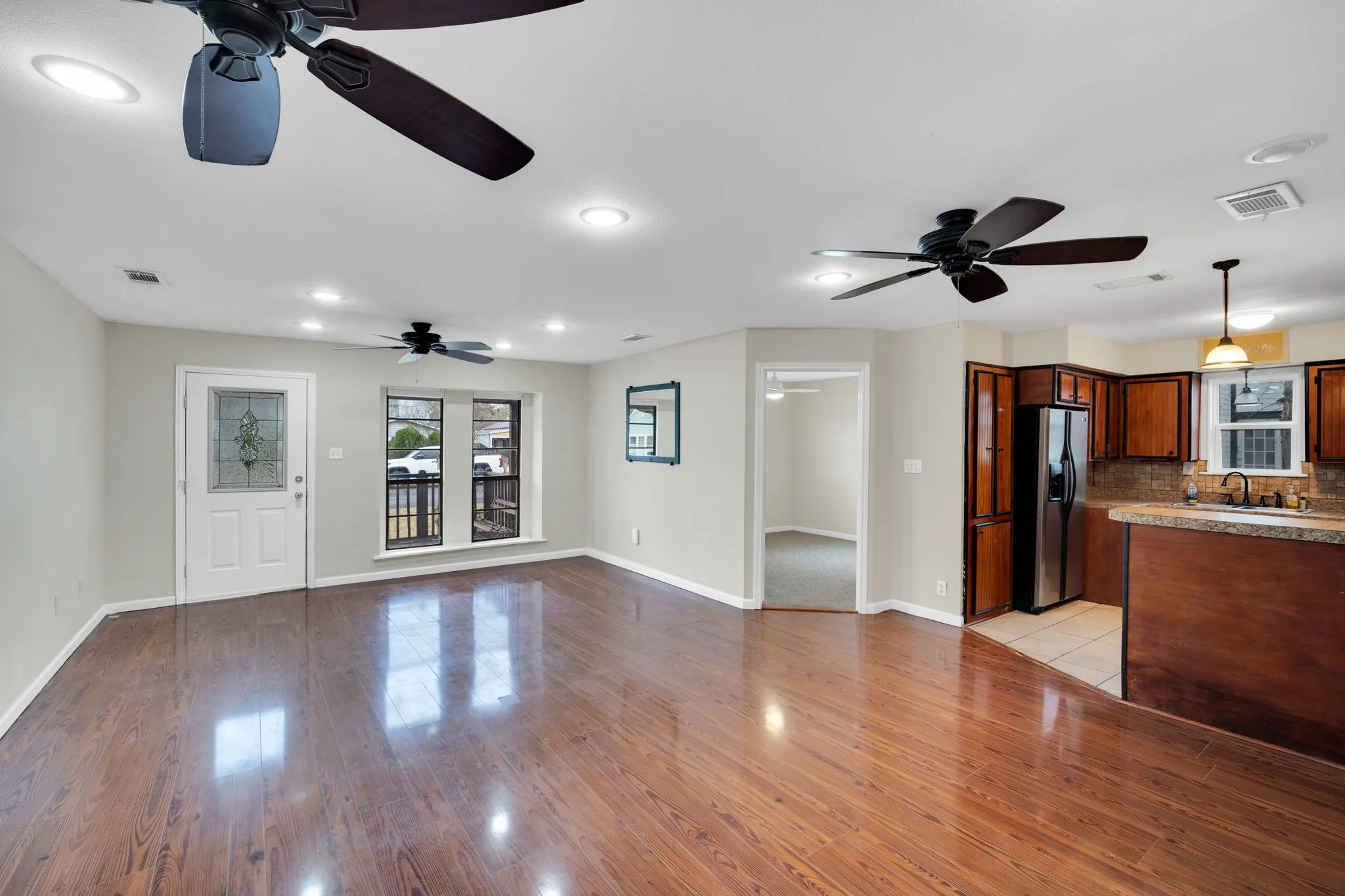Single Family Residence For Sale in Ellis County , 205 W Latimer Street, Ennis, Texas 75119, 4 Bedroom, 2 Bathroom, Garage spaces, 1,607 Sqft, built in 1962, mls#21380162, Real Estate Agent in Ennis, Homes For Sale in Ellis county, Homes For Sale in Ennis, Realtor in Ennis Texas, Real Estate Brokerage Independent Realty Texas, Luminita Cordes Realtor