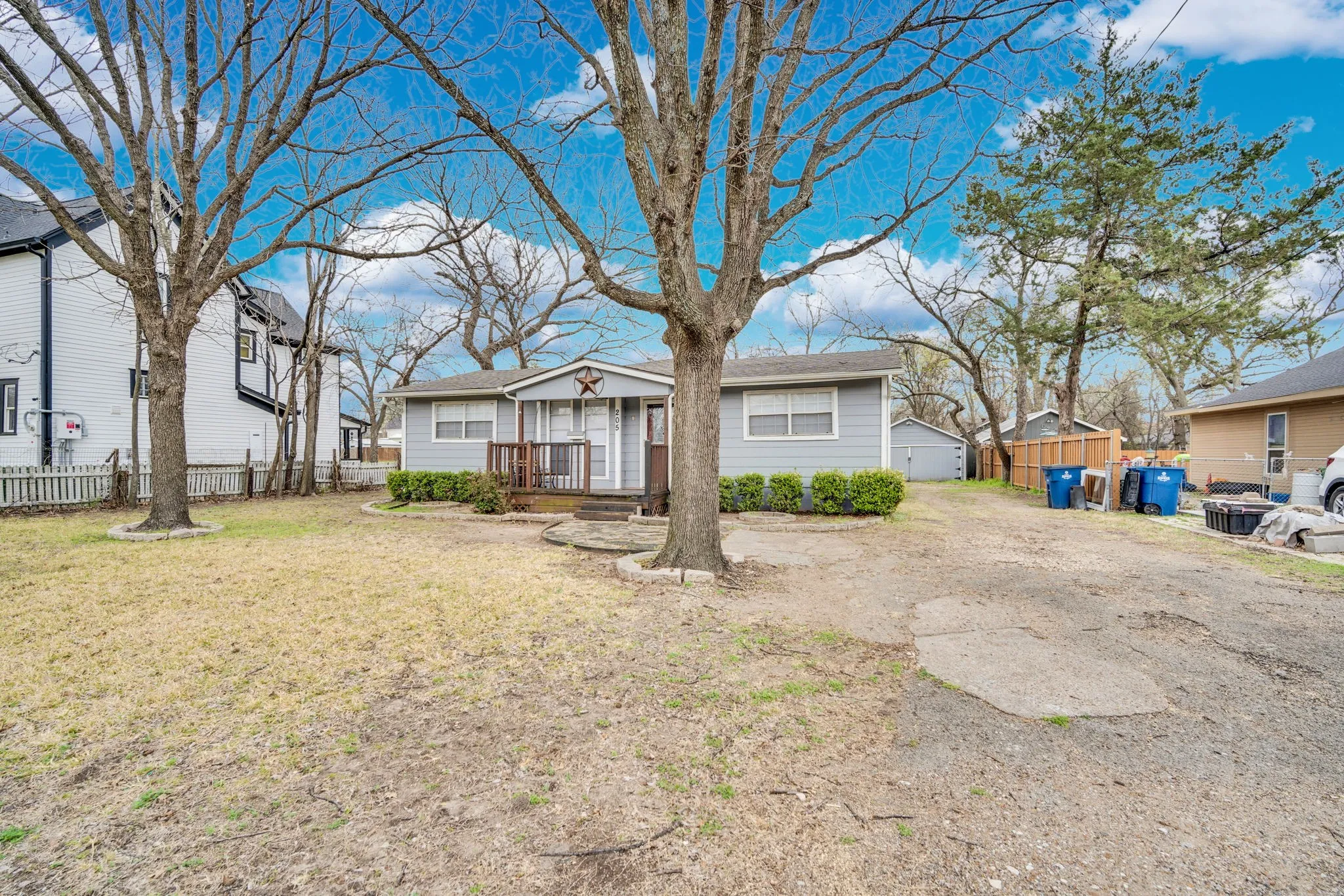 Single Family Residence For Sale in Ellis County , 205 W Latimer Street, Ennis, Texas 75119, 4 Bedroom, 2 Bathroom, Garage spaces, 1,607 Sqft, built in 1962, mls#21380162, Real Estate Agent in Ennis, Homes For Sale in Ellis county, Homes For Sale in Ennis, Realtor in Ennis Texas, Real Estate Brokerage Independent Realty Texas, Luminita Cordes Realtor