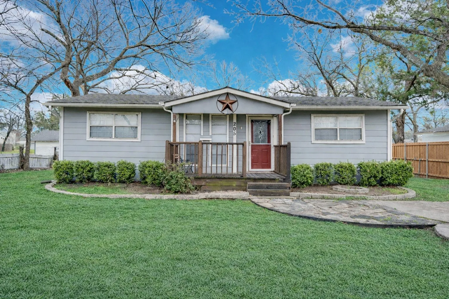 Single Family Residence For Sale in Ellis County , 205 W Latimer Street, Ennis, Texas 75119, 4 Bedroom, 2 Bathroom, Garage spaces, 1,607 Sqft, built in 1962, mls#21380162, Real Estate Agent in Ennis, Homes For Sale in Ellis county, Homes For Sale in Ennis, Realtor in Ennis Texas, Real Estate Brokerage Independent Realty Texas, Luminita Cordes Realtor