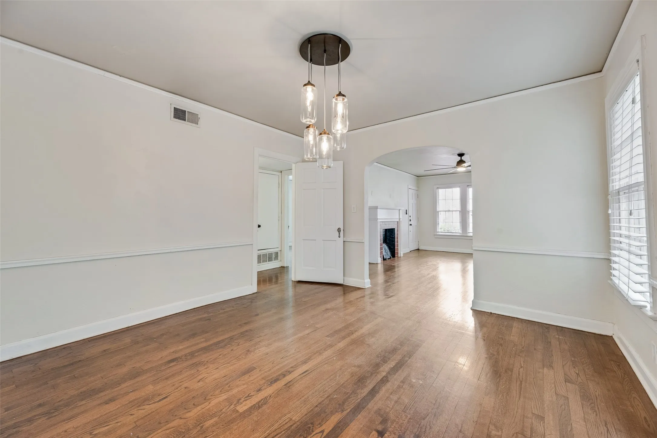 Duplex For Rent in Dallas County , 6139 Reiger Avenue, Dallas, Texas 75214, 2 Bedroom, 1 Bathroom, Garage spaces, 1,370 Sqft, built in 1937, mls#21380219, Real Estate Agent in Dallas, Homes For Rent in Dallas county, Homes For Rent in Dallas, Realtor in Dallas Texas, Real Estate Brokerage Independent Realty Texas, Luminita Cordes Realtor