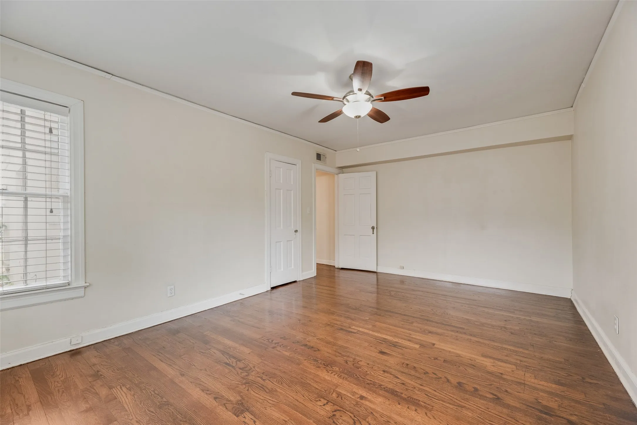 Duplex For Rent in Dallas County , 6139 Reiger Avenue, Dallas, Texas 75214, 2 Bedroom, 1 Bathroom, Garage spaces, 1,370 Sqft, built in 1937, mls#21380219, Real Estate Agent in Dallas, Homes For Rent in Dallas county, Homes For Rent in Dallas, Realtor in Dallas Texas, Real Estate Brokerage Independent Realty Texas, Luminita Cordes Realtor