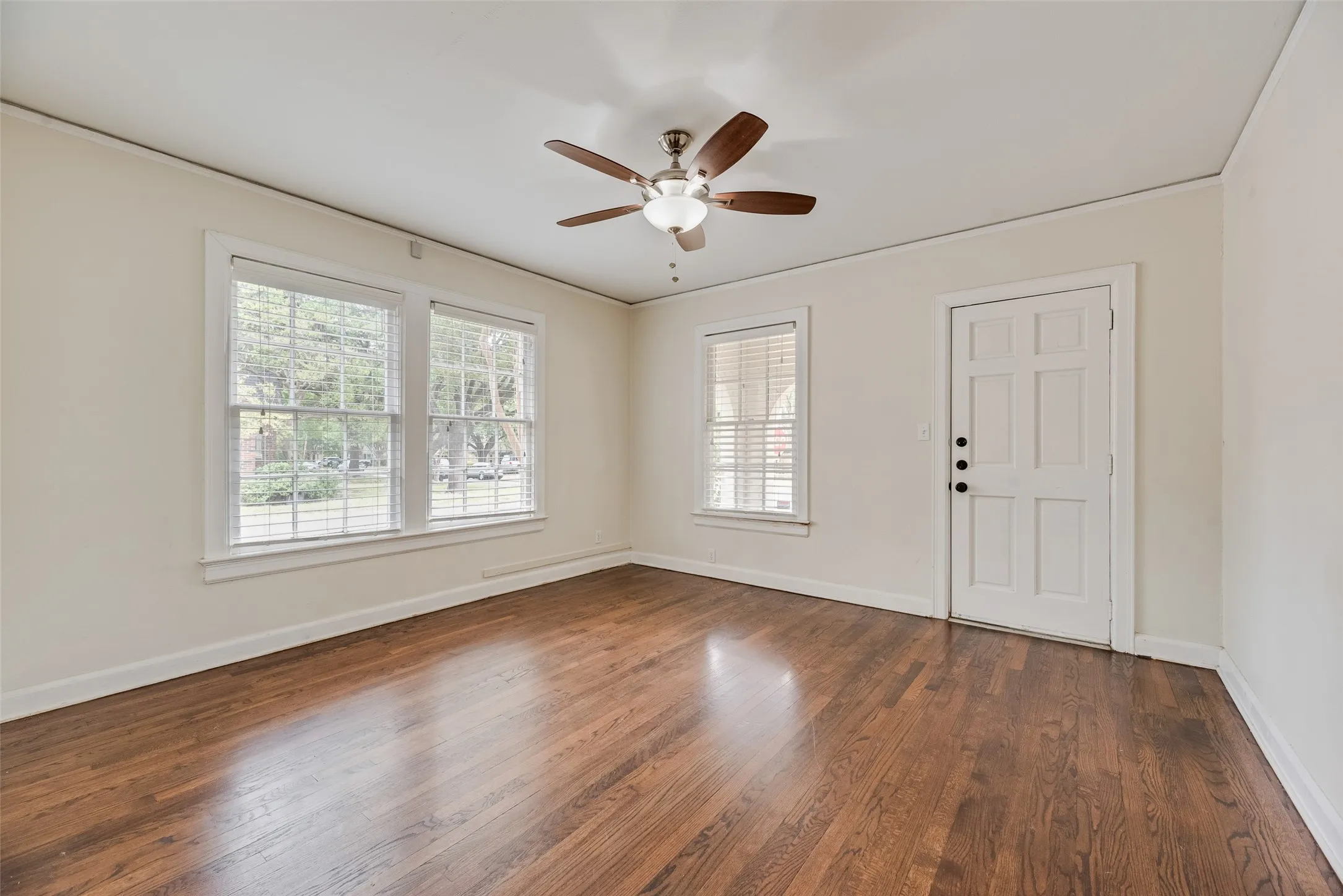 Duplex For Rent in Dallas County , 6139 Reiger Avenue, Dallas, Texas 75214, 2 Bedroom, 1 Bathroom, Garage spaces, 1,370 Sqft, built in 1937, mls#21380219, Real Estate Agent in Dallas, Homes For Rent in Dallas county, Homes For Rent in Dallas, Realtor in Dallas Texas, Real Estate Brokerage Independent Realty Texas, Luminita Cordes Realtor