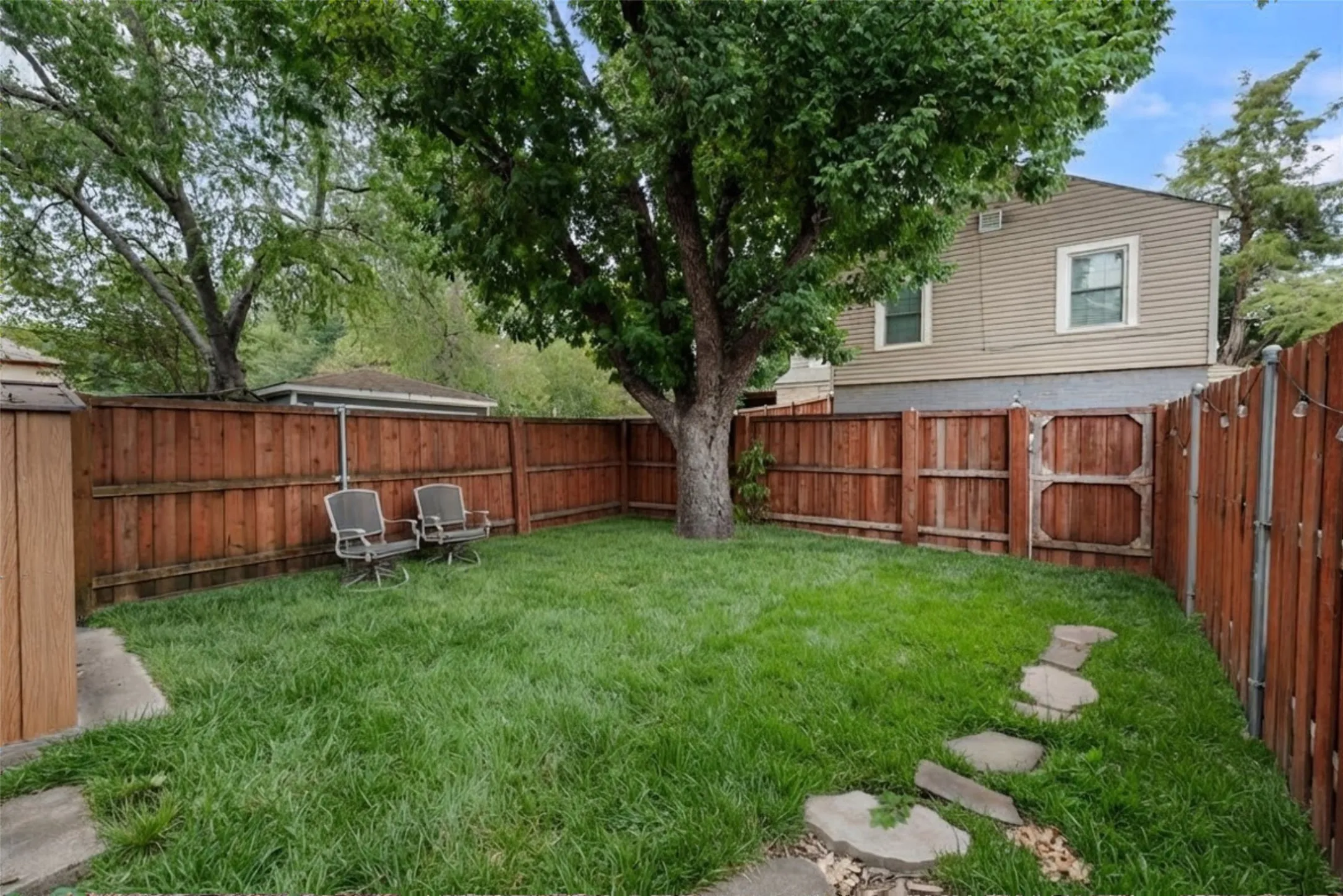 Duplex For Rent in Dallas County , 6139 Reiger Avenue, Dallas, Texas 75214, 2 Bedroom, 1 Bathroom, Garage spaces, 1,370 Sqft, built in 1937, mls#21380219, Real Estate Agent in Dallas, Homes For Rent in Dallas county, Homes For Rent in Dallas, Realtor in Dallas Texas, Real Estate Brokerage Independent Realty Texas, Luminita Cordes Realtor