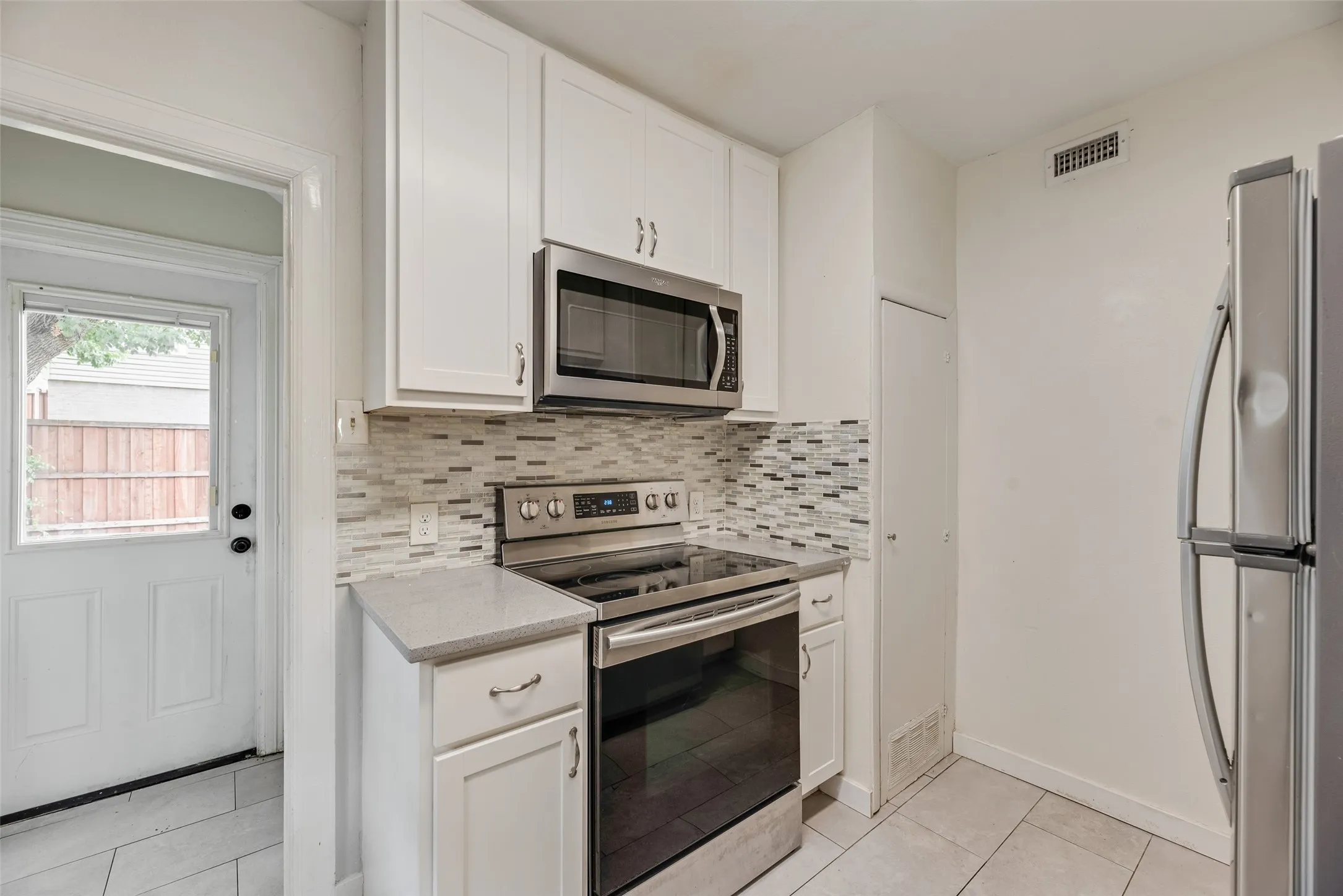 Duplex For Rent in Dallas County , 6139 Reiger Avenue, Dallas, Texas 75214, 2 Bedroom, 1 Bathroom, Garage spaces, 1,370 Sqft, built in 1937, mls#21380219, Real Estate Agent in Dallas, Homes For Rent in Dallas county, Homes For Rent in Dallas, Realtor in Dallas Texas, Real Estate Brokerage Independent Realty Texas, Luminita Cordes Realtor