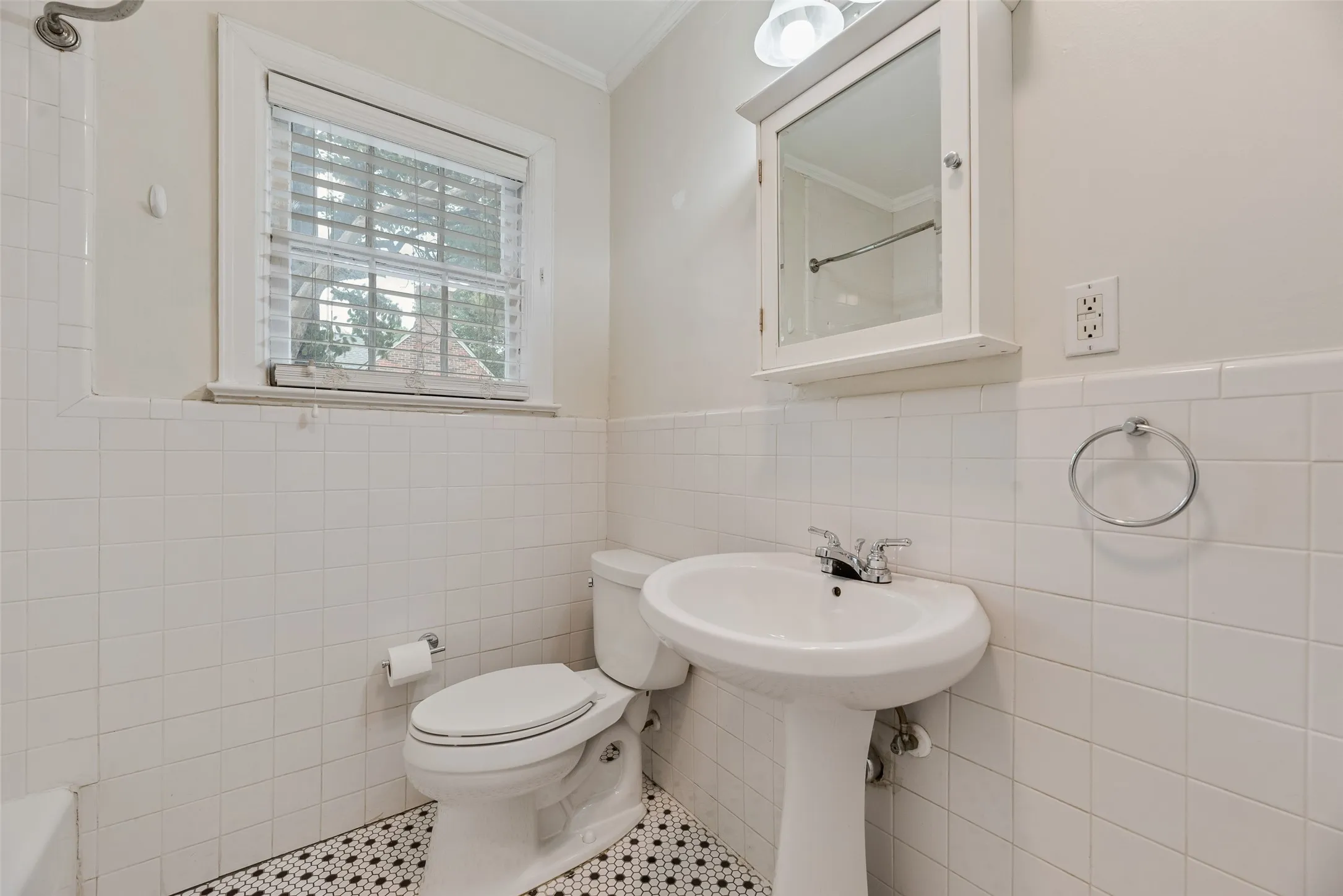 Duplex For Rent in Dallas County , 6139 Reiger Avenue, Dallas, Texas 75214, 2 Bedroom, 1 Bathroom, Garage spaces, 1,370 Sqft, built in 1937, mls#21380219, Real Estate Agent in Dallas, Homes For Rent in Dallas county, Homes For Rent in Dallas, Realtor in Dallas Texas, Real Estate Brokerage Independent Realty Texas, Luminita Cordes Realtor