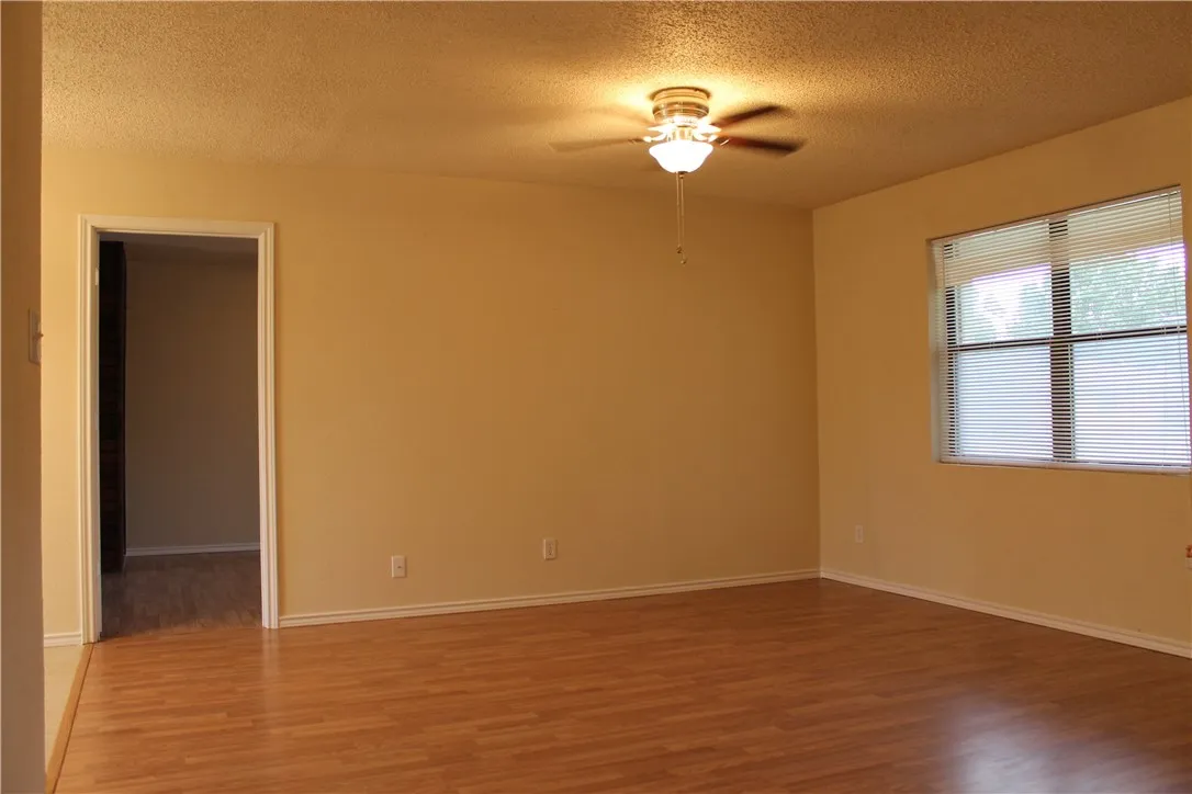 Single Family Residence For Rent in Denton County , 122 Southside Drive, Sanger, Texas 76266, 3 Bedroom, 1 Bathroom, Garage spaces, 1,100 Sqft, built in 1975, mls#21380241, Real Estate Agent in Sanger, Homes For Rent in Denton county, Homes For Rent in Sanger, Realtor in Sanger Texas, Real Estate Brokerage Independent Realty Texas, Luminita Cordes Realtor