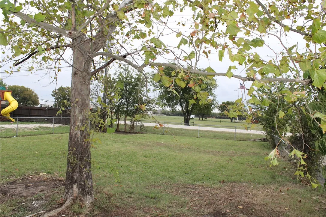 Single Family Residence For Rent in Denton County , 122 Southside Drive, Sanger, Texas 76266, 3 Bedroom, 1 Bathroom, Garage spaces, 1,100 Sqft, built in 1975, mls#21380241, Real Estate Agent in Sanger, Homes For Rent in Denton county, Homes For Rent in Sanger, Realtor in Sanger Texas, Real Estate Brokerage Independent Realty Texas, Luminita Cordes Realtor