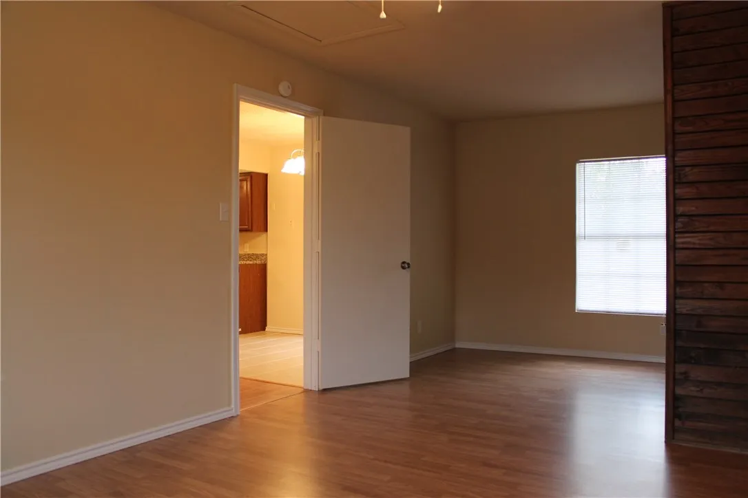 Single Family Residence For Rent in Denton County , 122 Southside Drive, Sanger, Texas 76266, 3 Bedroom, 1 Bathroom, Garage spaces, 1,100 Sqft, built in 1975, mls#21380241, Real Estate Agent in Sanger, Homes For Rent in Denton county, Homes For Rent in Sanger, Realtor in Sanger Texas, Real Estate Brokerage Independent Realty Texas, Luminita Cordes Realtor