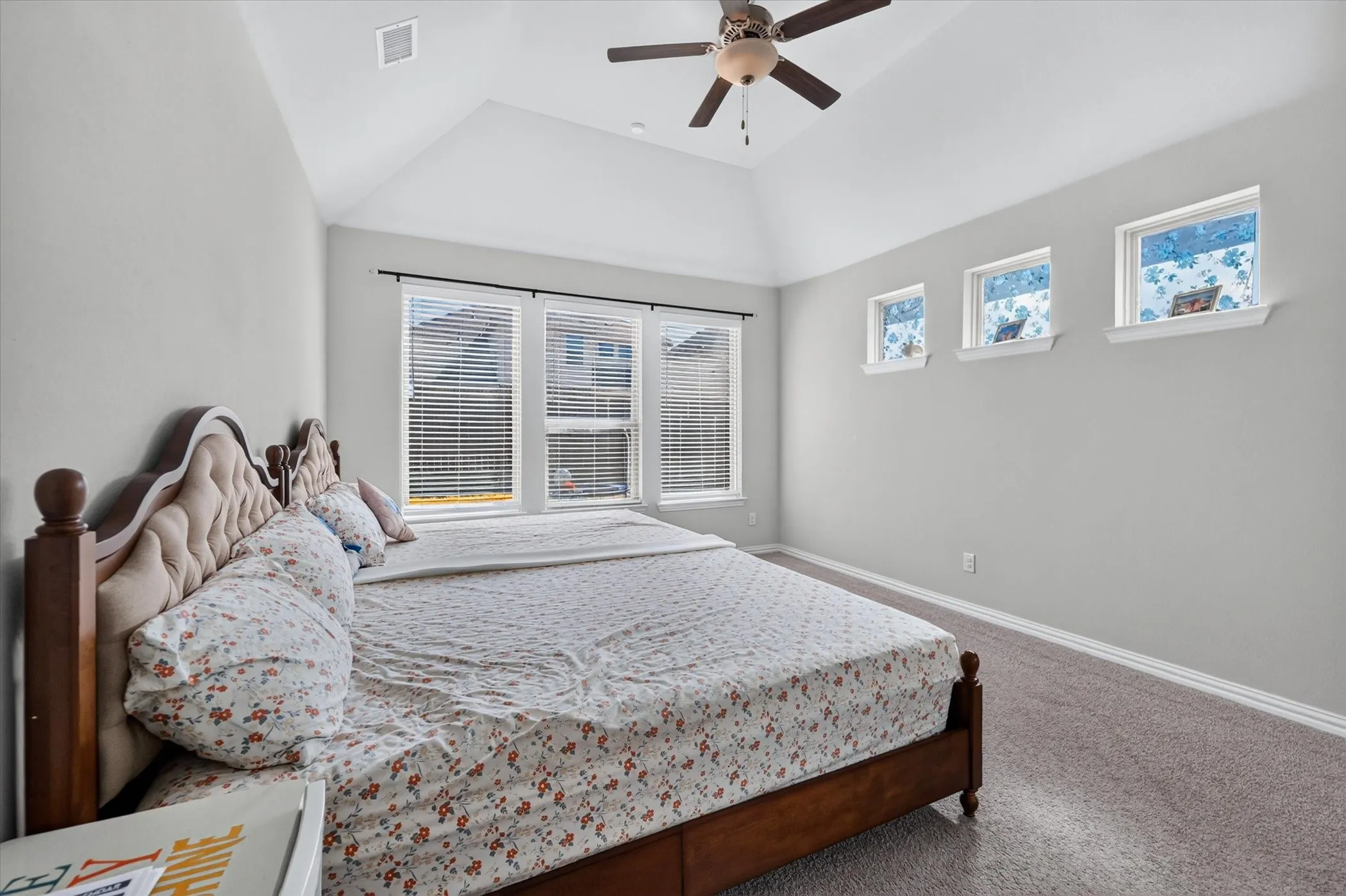 Vaulted ceiling with an integrated ceiling fan