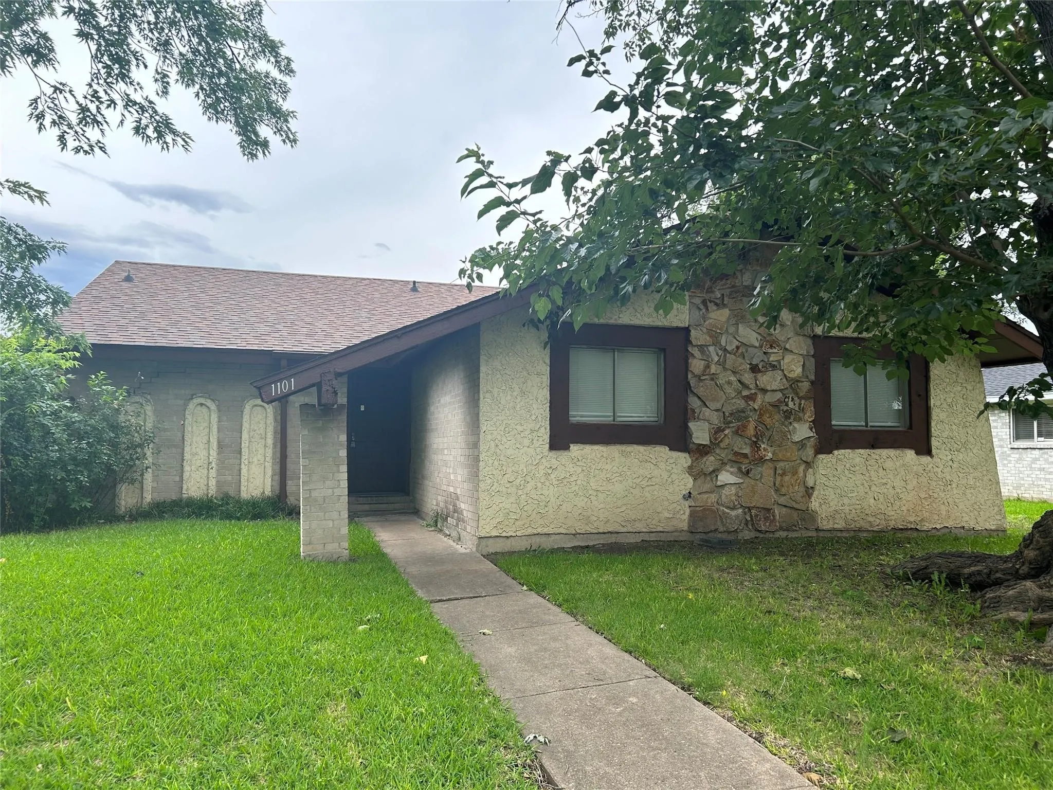 Single Family Residence For Rent in Dallas County , 1101 Trinidad Lane, Garland, Texas 75040, 4 Bedroom, 2 Bathroom, 2 Garage spaces, 1,465 Sqft, built in 1973, mls#21377247, Real Estate Agent in Garland, Homes For Rent in Dallas county, Homes For Rent in Garland, Realtor in Garland Texas, Real Estate Brokerage Independent Realty Texas, Luminita Cordes Realtor