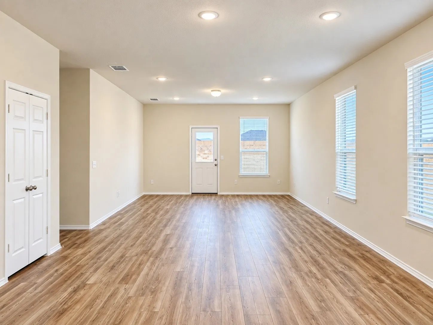 Single Family Residence For Rent in Collin County , 907 Chicadee Street, Princeton, Texas 75407, 3 Bedroom, 2 Bathroom, 2 Garage spaces, 1,723 Sqft, built in 2021, mls#21380161, Real Estate Agent in Princeton, Homes For Rent in Collin county, Homes For Rent in Princeton, Realtor in Princeton Texas, Real Estate Brokerage Independent Realty Texas, Luminita Cordes Realtor