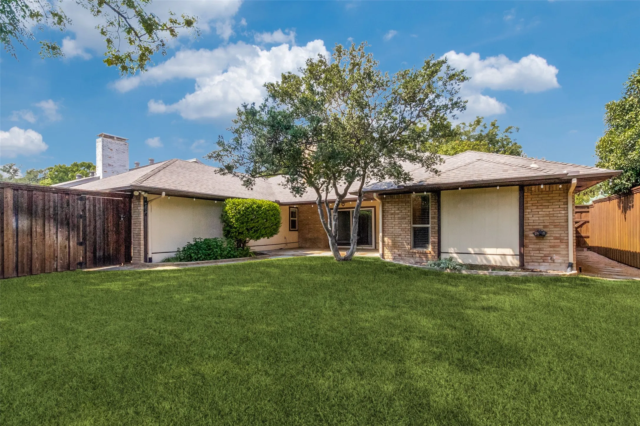 Single Family Residence For Rent in Dallas County , 6024 Gentle Knoll Lane, Dallas, Texas 75248, 3 Bedroom, 2 Bathroom, 2 Garage spaces, 2,023 Sqft, built in 1977, mls#21378999, Real Estate Agent in Dallas, Homes For Rent in Dallas county, Homes For Rent in Dallas, Realtor in Dallas Texas, Real Estate Brokerage Independent Realty Texas, Luminita Cordes Realtor