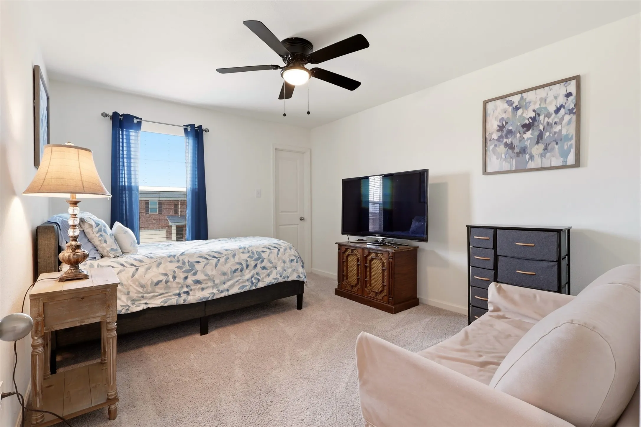 carpet flooring, a ceiling fan with integrated lighting.