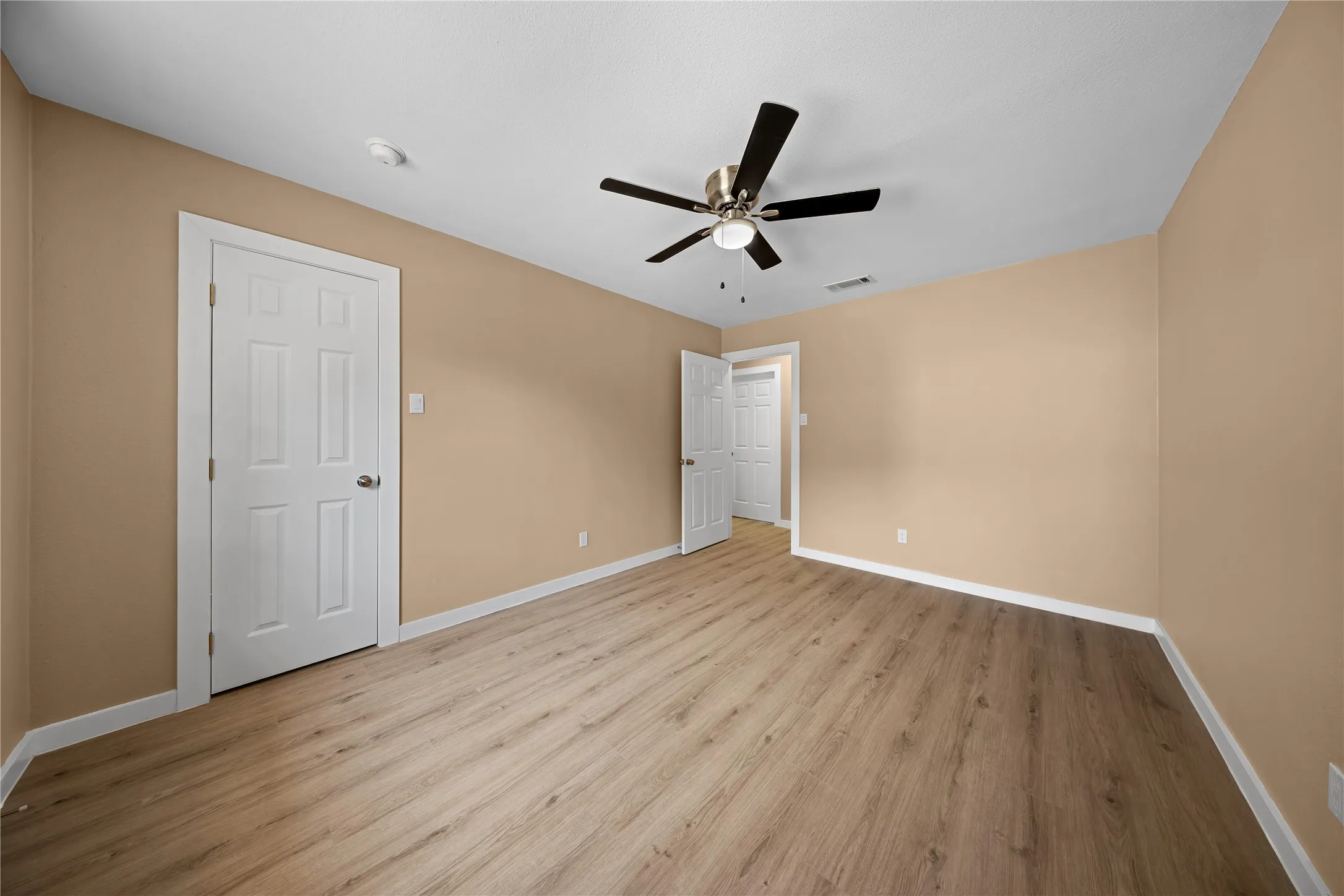 Single Family Residence For Sale in Dallas County , 726 Holliday Lane, Duncanville, Texas 75116, 4 Bedroom, 2 Bathroom, Garage spaces, 1,311 Sqft, built in 1980, mls#21380268, Real Estate Agent in Duncanville, Homes For Sale in Dallas county, Homes For Sale in Duncanville, Realtor in Duncanville Texas, Real Estate Brokerage Independent Realty Texas, Luminita Cordes Realtor