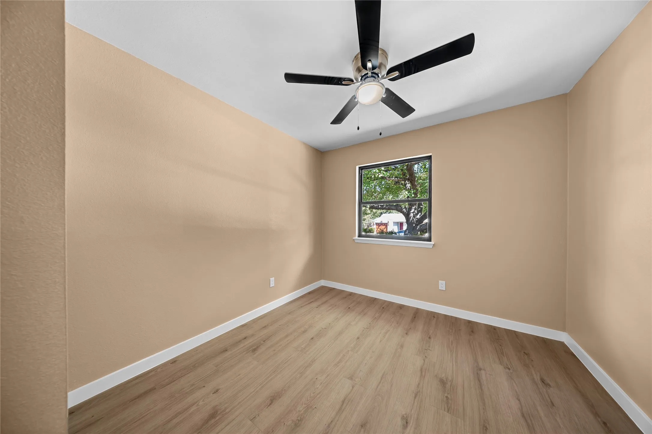 Single Family Residence For Sale in Dallas County , 726 Holliday Lane, Duncanville, Texas 75116, 4 Bedroom, 2 Bathroom, Garage spaces, 1,311 Sqft, built in 1980, mls#21380268, Real Estate Agent in Duncanville, Homes For Sale in Dallas county, Homes For Sale in Duncanville, Realtor in Duncanville Texas, Real Estate Brokerage Independent Realty Texas, Luminita Cordes Realtor
