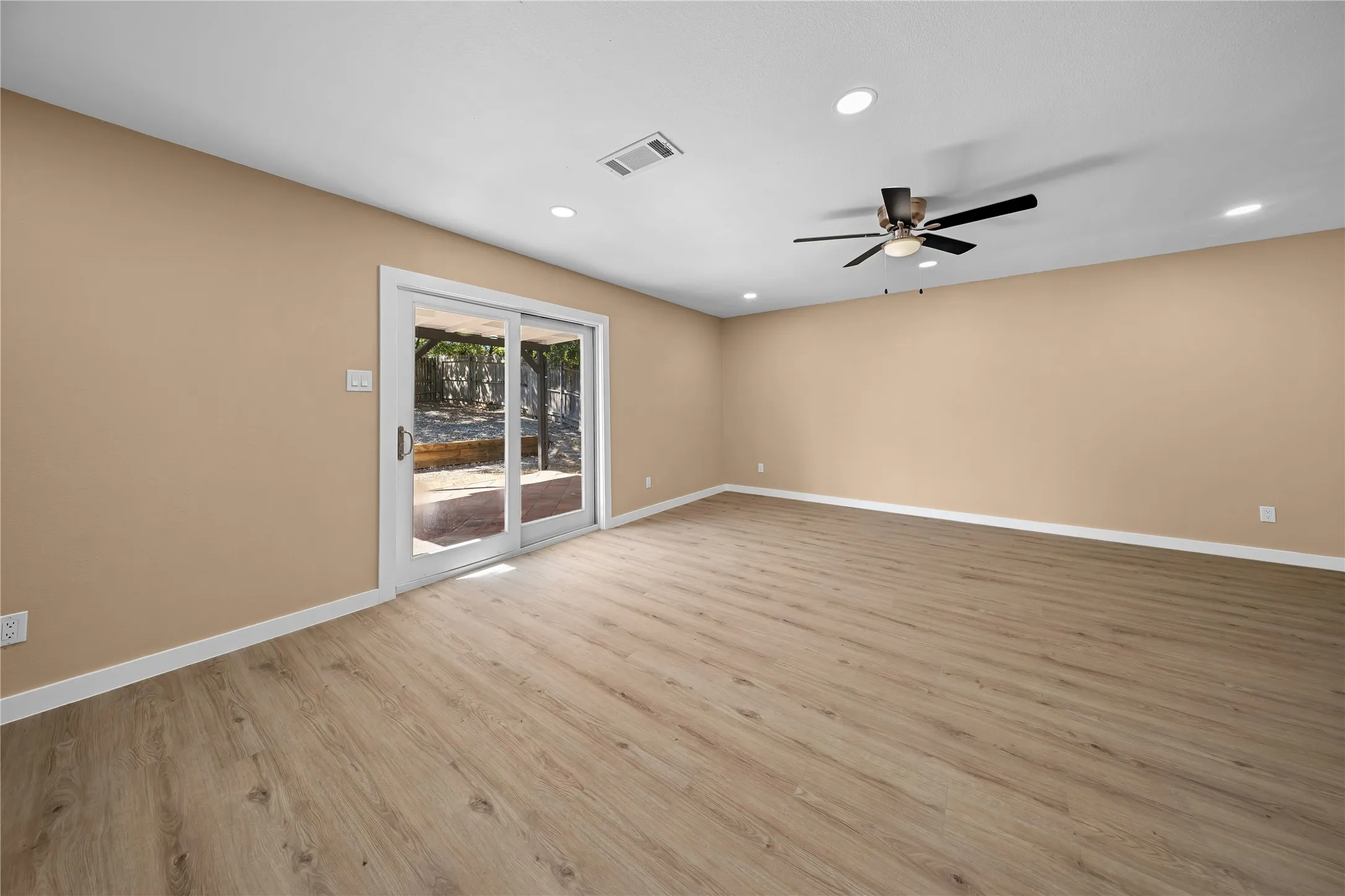 Single Family Residence For Sale in Dallas County , 726 Holliday Lane, Duncanville, Texas 75116, 4 Bedroom, 2 Bathroom, Garage spaces, 1,311 Sqft, built in 1980, mls#21380268, Real Estate Agent in Duncanville, Homes For Sale in Dallas county, Homes For Sale in Duncanville, Realtor in Duncanville Texas, Real Estate Brokerage Independent Realty Texas, Luminita Cordes Realtor