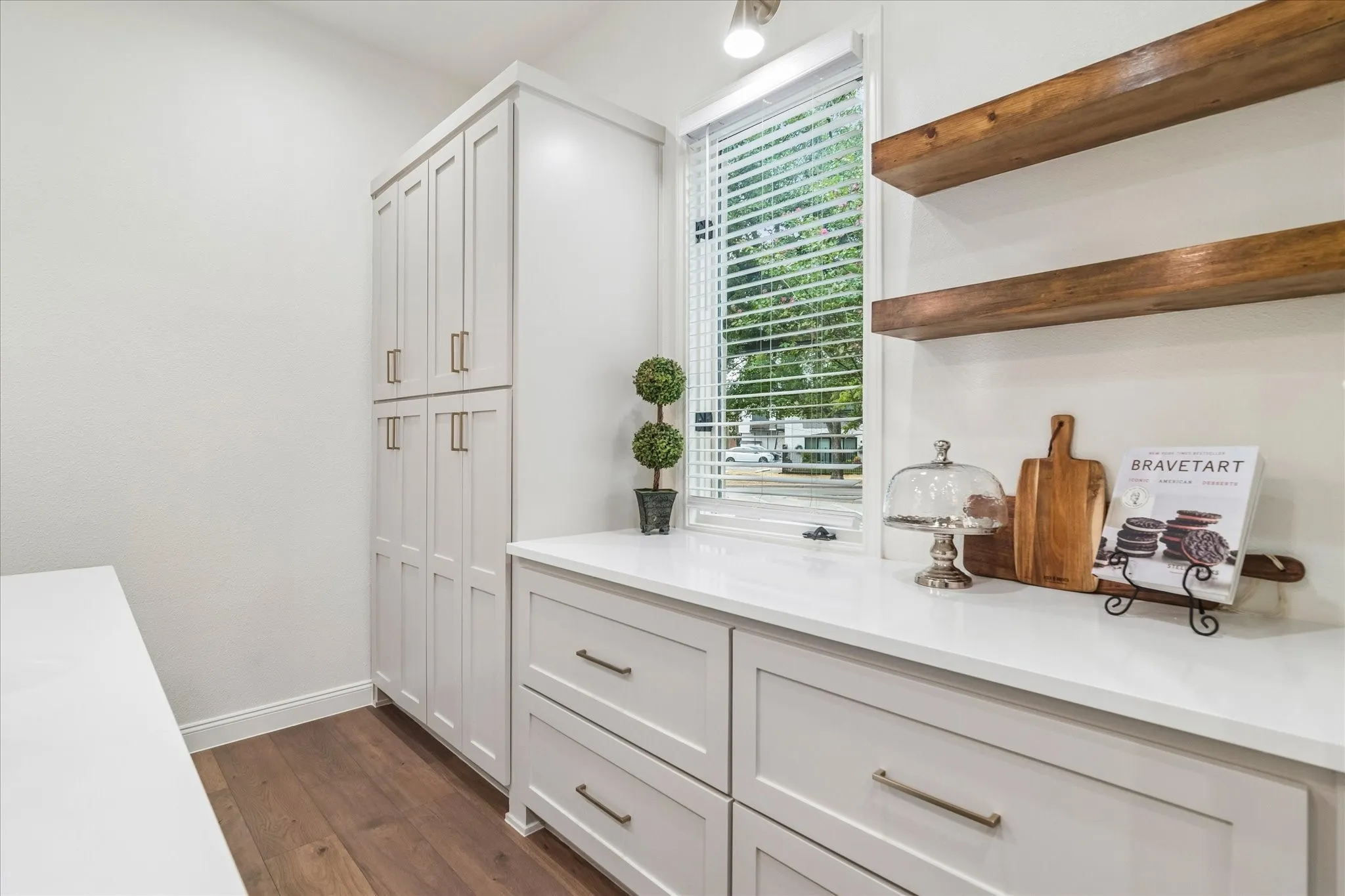 Condominium For Sale in Dallas County , 4040 Avondale Avenue 105, Dallas, Texas 75219, 2 Bedroom, 3 Bathroom, 2 Garage spaces, 1,360 Sqft, built in 1985, mls#21380011, Real Estate Agent in Dallas, Homes For Sale in Dallas county, Homes For Sale in Dallas, Realtor in Dallas Texas, Real Estate Brokerage Independent Realty Texas, Luminita Cordes Realtor