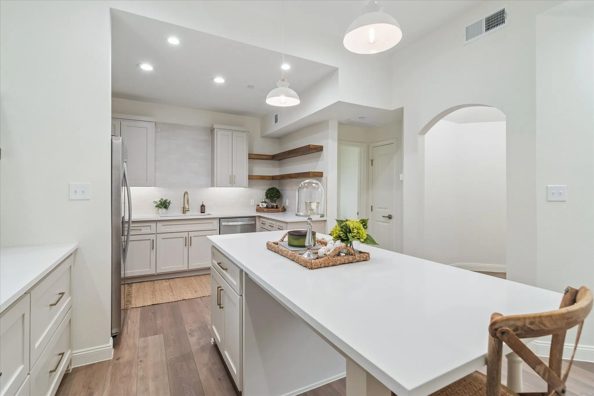 Condominium For Sale in Dallas County , 4040 Avondale Avenue 105, Dallas, Texas 75219, 2 Bedroom, 3 Bathroom, 2 Garage spaces, 1,360 Sqft, built in 1985, mls#21380011, Real Estate Agent in Dallas, Homes For Sale in Dallas county, Homes For Sale in Dallas, Realtor in Dallas Texas, Real Estate Brokerage Independent Realty Texas, Luminita Cordes Realtor
