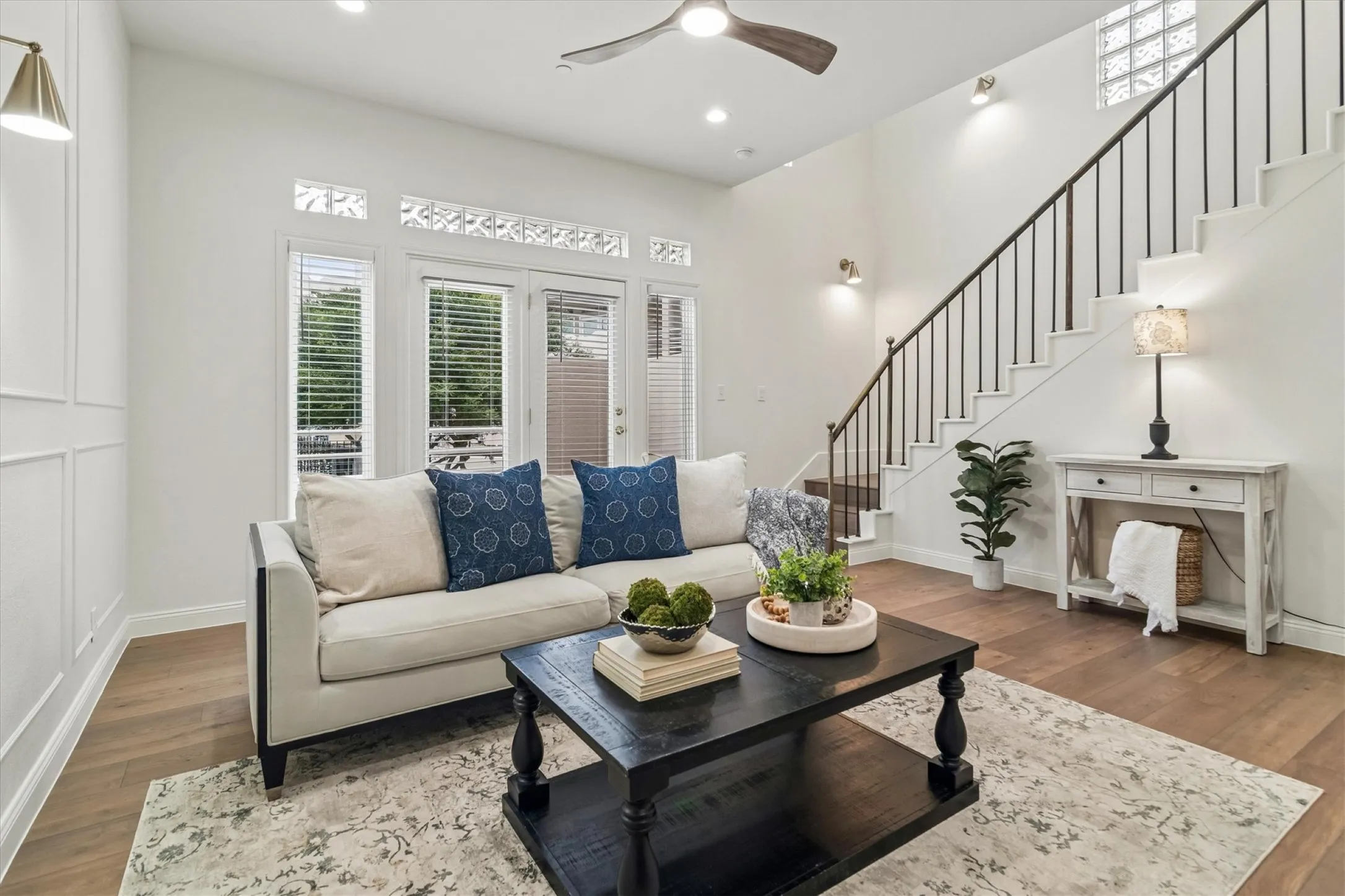 Condominium For Sale in Dallas County , 4040 Avondale Avenue 105, Dallas, Texas 75219, 2 Bedroom, 3 Bathroom, 2 Garage spaces, 1,360 Sqft, built in 1985, mls#21380011, Real Estate Agent in Dallas, Homes For Sale in Dallas county, Homes For Sale in Dallas, Realtor in Dallas Texas, Real Estate Brokerage Independent Realty Texas, Luminita Cordes Realtor