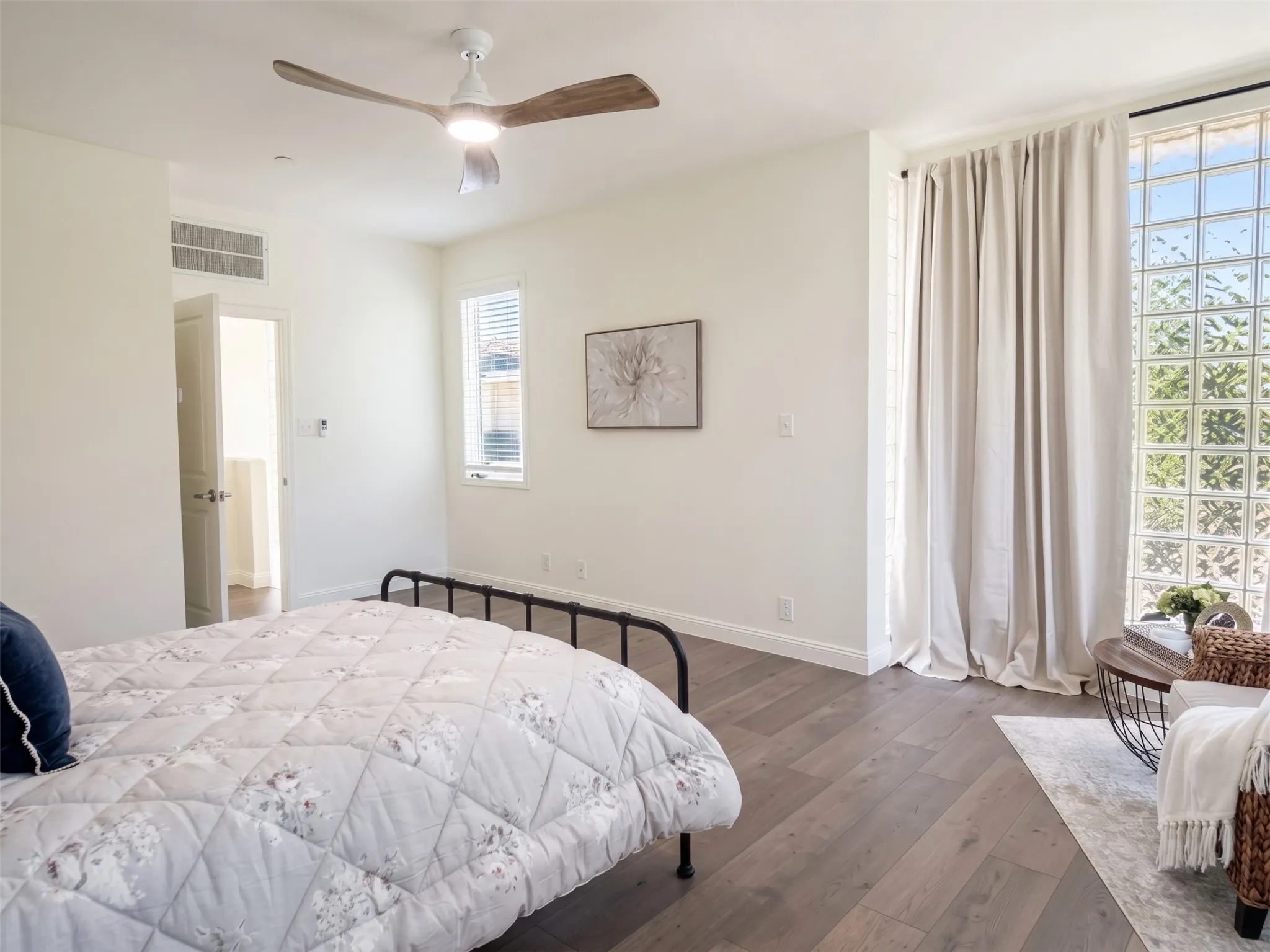Condominium For Sale in Dallas County , 4040 Avondale Avenue 105, Dallas, Texas 75219, 2 Bedroom, 3 Bathroom, 2 Garage spaces, 1,360 Sqft, built in 1985, mls#21380011, Real Estate Agent in Dallas, Homes For Sale in Dallas county, Homes For Sale in Dallas, Realtor in Dallas Texas, Real Estate Brokerage Independent Realty Texas, Luminita Cordes Realtor