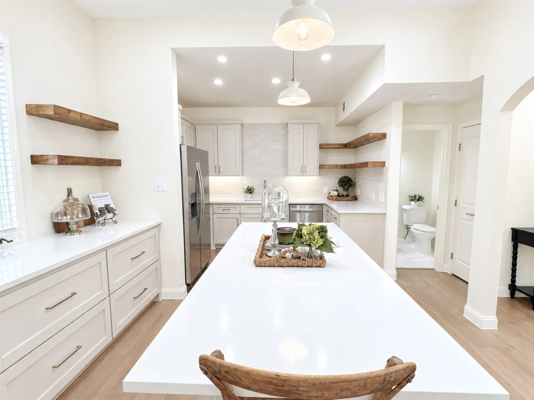 Condominium For Sale in Dallas County , 4040 Avondale Avenue 105, Dallas, Texas 75219, 2 Bedroom, 3 Bathroom, 2 Garage spaces, 1,360 Sqft, built in 1985, mls#21380011, Real Estate Agent in Dallas, Homes For Sale in Dallas county, Homes For Sale in Dallas, Realtor in Dallas Texas, Real Estate Brokerage Independent Realty Texas, Luminita Cordes Realtor