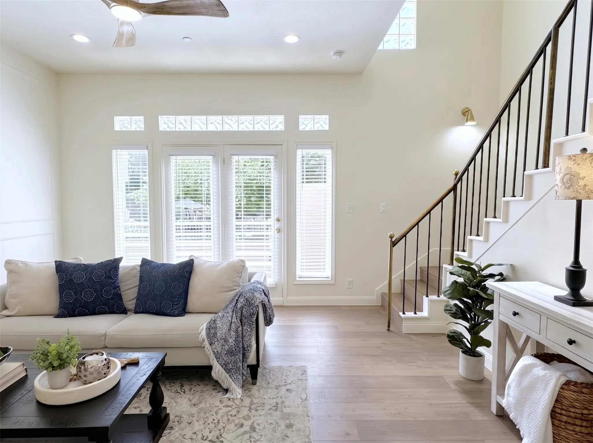 Condominium For Sale in Dallas County , 4040 Avondale Avenue 105, Dallas, Texas 75219, 2 Bedroom, 3 Bathroom, 2 Garage spaces, 1,360 Sqft, built in 1985, mls#21380011, Real Estate Agent in Dallas, Homes For Sale in Dallas county, Homes For Sale in Dallas, Realtor in Dallas Texas, Real Estate Brokerage Independent Realty Texas, Luminita Cordes Realtor