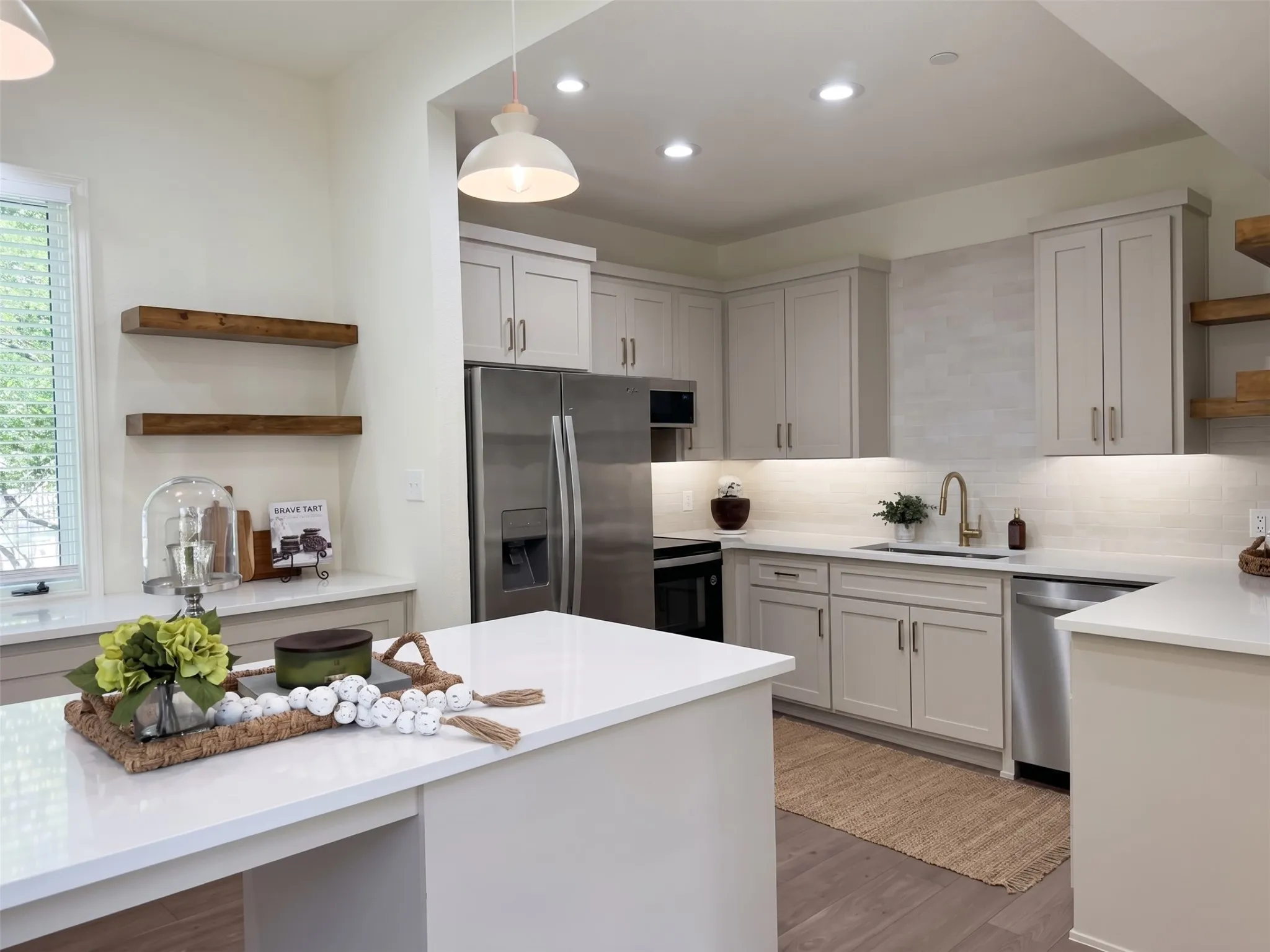 Condominium For Sale in Dallas County , 4040 Avondale Avenue 105, Dallas, Texas 75219, 2 Bedroom, 3 Bathroom, 2 Garage spaces, 1,360 Sqft, built in 1985, mls#21380011, Real Estate Agent in Dallas, Homes For Sale in Dallas county, Homes For Sale in Dallas, Realtor in Dallas Texas, Real Estate Brokerage Independent Realty Texas, Luminita Cordes Realtor