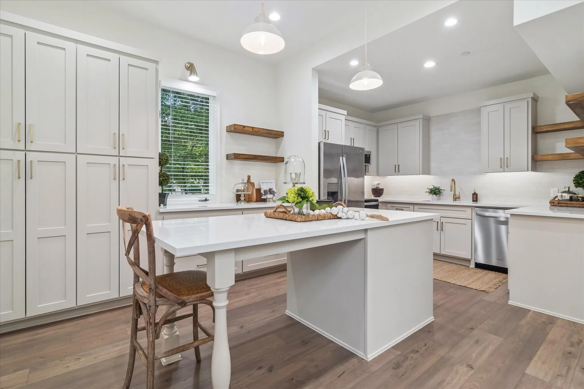 Condominium For Sale in Dallas County , 4040 Avondale Avenue 105, Dallas, Texas 75219, 2 Bedroom, 3 Bathroom, 2 Garage spaces, 1,360 Sqft, built in 1985, mls#21380011, Real Estate Agent in Dallas, Homes For Sale in Dallas county, Homes For Sale in Dallas, Realtor in Dallas Texas, Real Estate Brokerage Independent Realty Texas, Luminita Cordes Realtor