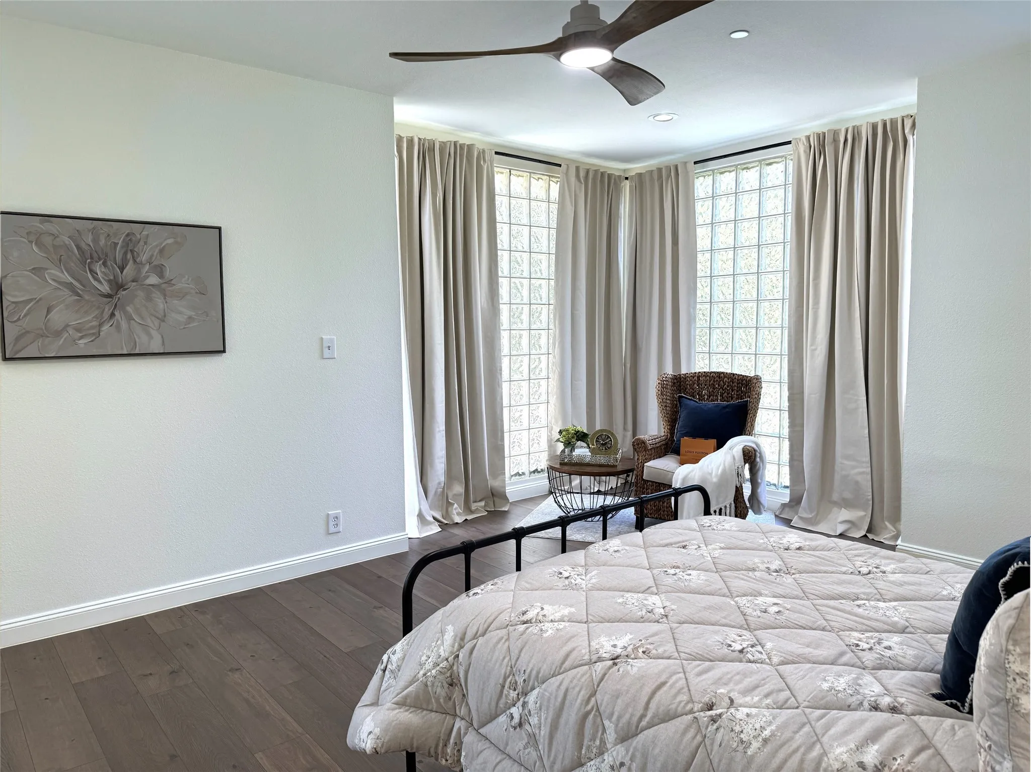 Condominium For Sale in Dallas County , 4040 Avondale Avenue 105, Dallas, Texas 75219, 2 Bedroom, 3 Bathroom, 2 Garage spaces, 1,360 Sqft, built in 1985, mls#21380011, Real Estate Agent in Dallas, Homes For Sale in Dallas county, Homes For Sale in Dallas, Realtor in Dallas Texas, Real Estate Brokerage Independent Realty Texas, Luminita Cordes Realtor