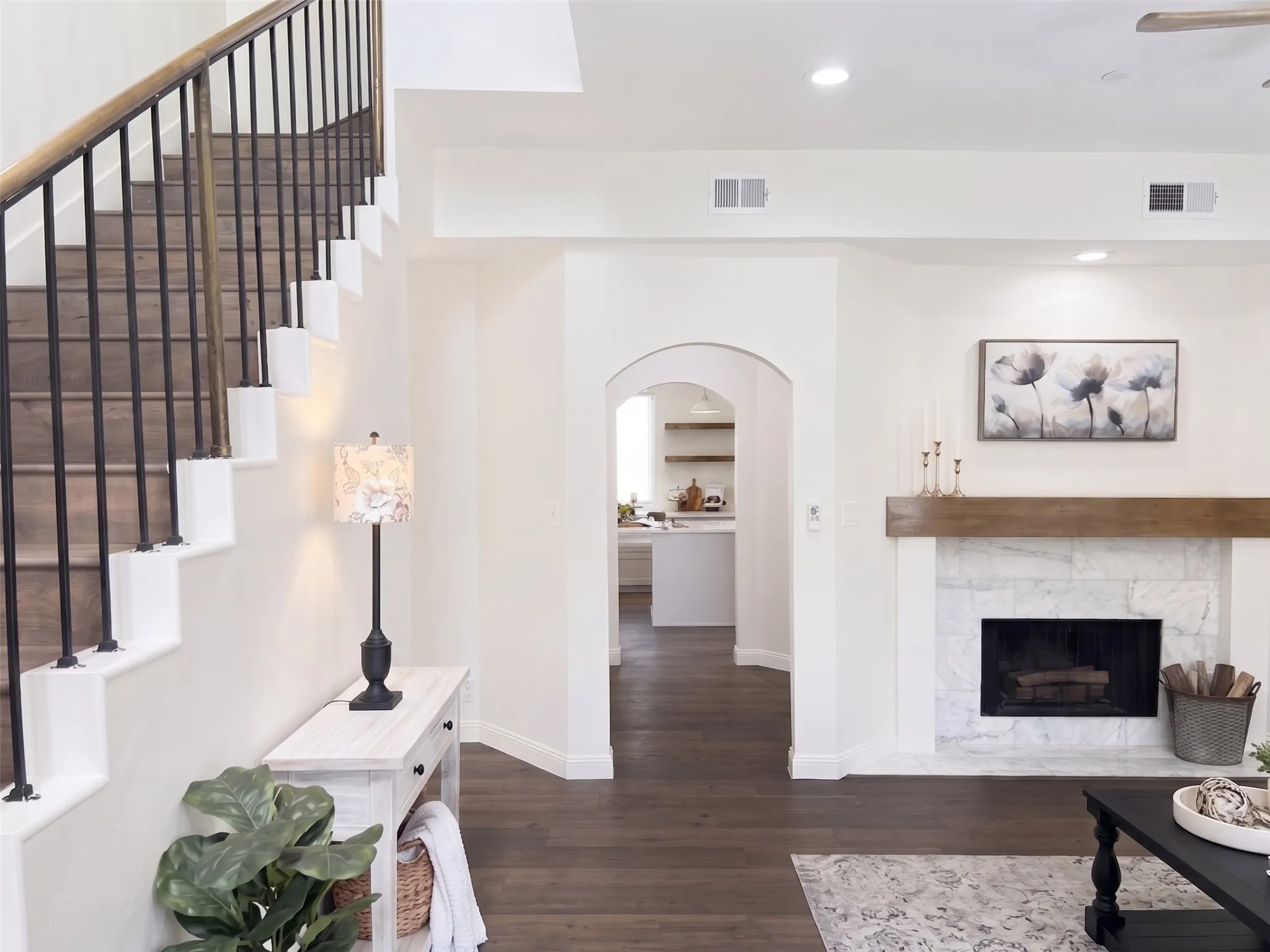 Condominium For Sale in Dallas County , 4040 Avondale Avenue 105, Dallas, Texas 75219, 2 Bedroom, 3 Bathroom, 2 Garage spaces, 1,360 Sqft, built in 1985, mls#21380011, Real Estate Agent in Dallas, Homes For Sale in Dallas county, Homes For Sale in Dallas, Realtor in Dallas Texas, Real Estate Brokerage Independent Realty Texas, Luminita Cordes Realtor