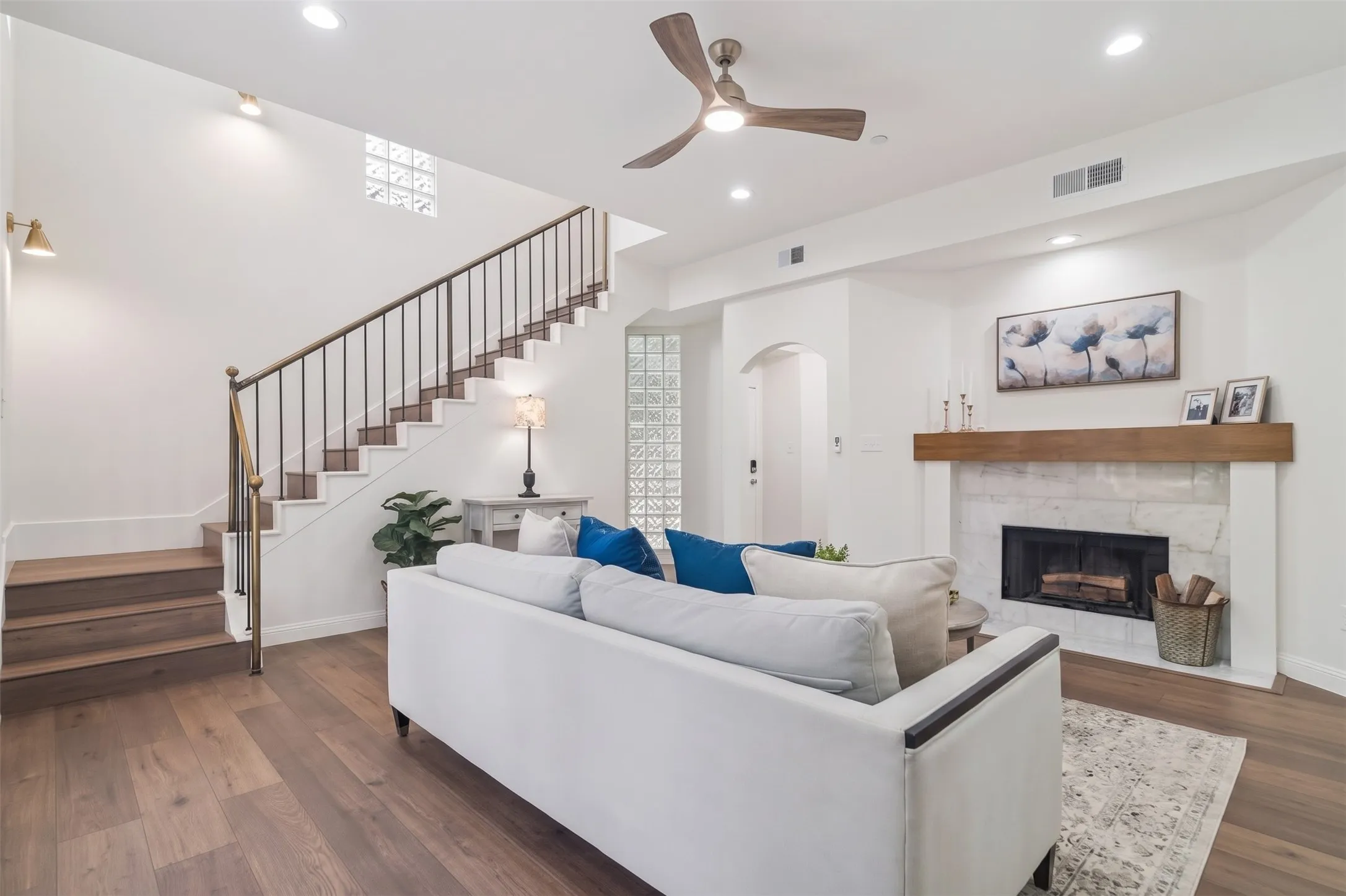 Condominium For Sale in Dallas County , 4040 Avondale Avenue 105, Dallas, Texas 75219, 2 Bedroom, 3 Bathroom, 2 Garage spaces, 1,360 Sqft, built in 1985, mls#21380011, Real Estate Agent in Dallas, Homes For Sale in Dallas county, Homes For Sale in Dallas, Realtor in Dallas Texas, Real Estate Brokerage Independent Realty Texas, Luminita Cordes Realtor
