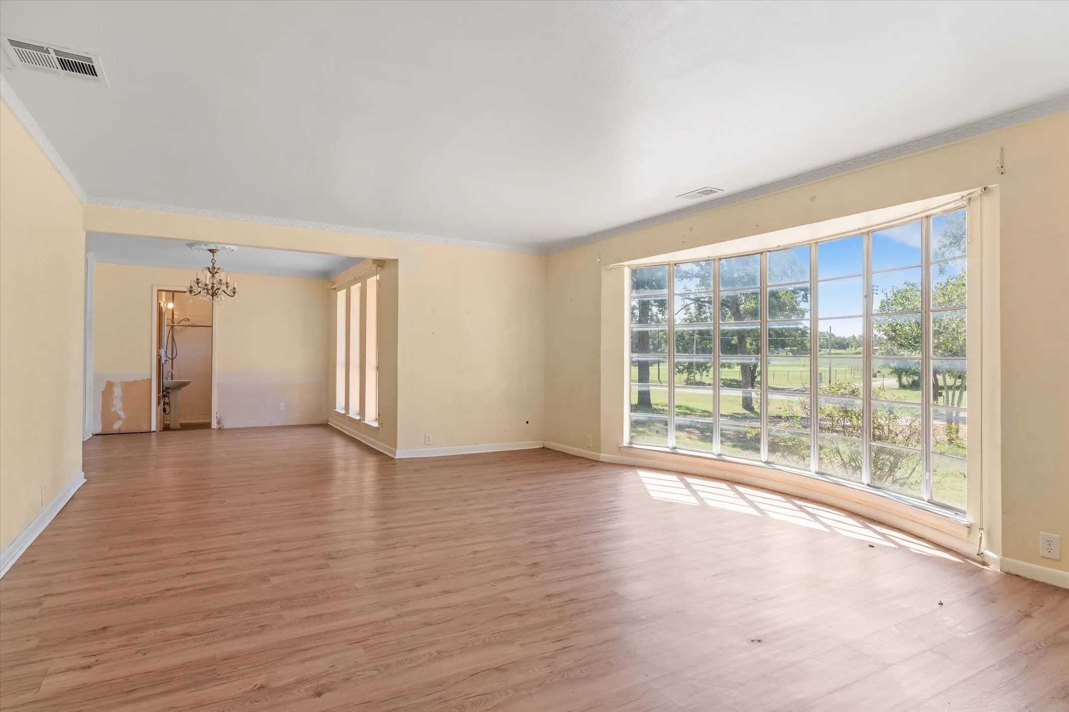 Single Family Residence For Sale in Henderson County , 609 E Dewey Street, Malakoff, Texas 75148, 3 Bedroom, 3 Bathroom, Garage spaces, 2,370 Sqft, built in 1964, mls#21371566, Real Estate Agent in Malakoff, Homes For Sale in Henderson county, Homes For Sale in Malakoff, Realtor in Malakoff Texas, Real Estate Brokerage Independent Realty Texas, Luminita Cordes Realtor