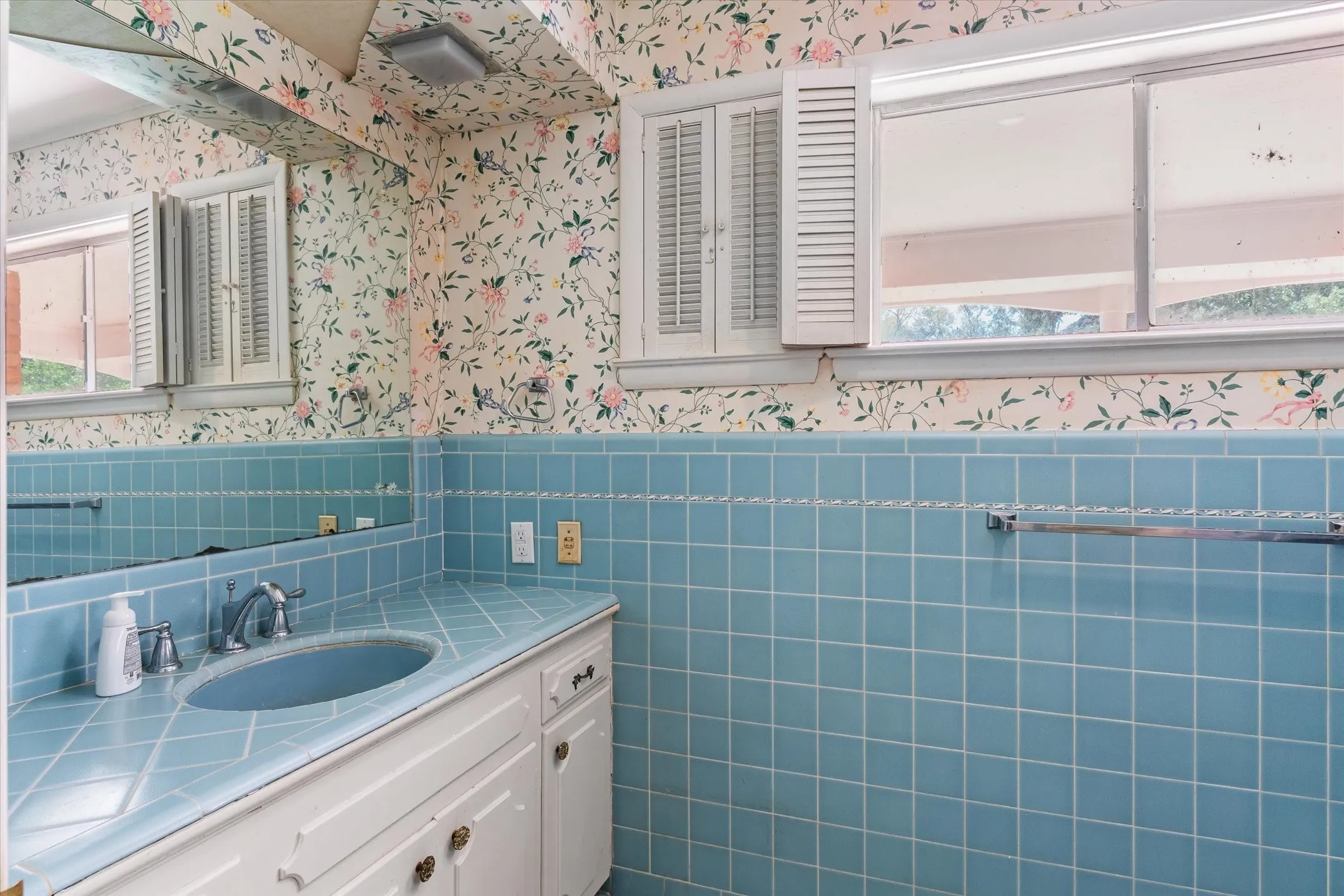 Single Family Residence For Sale in Henderson County , 609 E Dewey Street, Malakoff, Texas 75148, 3 Bedroom, 3 Bathroom, Garage spaces, 2,370 Sqft, built in 1964, mls#21371566, Real Estate Agent in Malakoff, Homes For Sale in Henderson county, Homes For Sale in Malakoff, Realtor in Malakoff Texas, Real Estate Brokerage Independent Realty Texas, Luminita Cordes Realtor