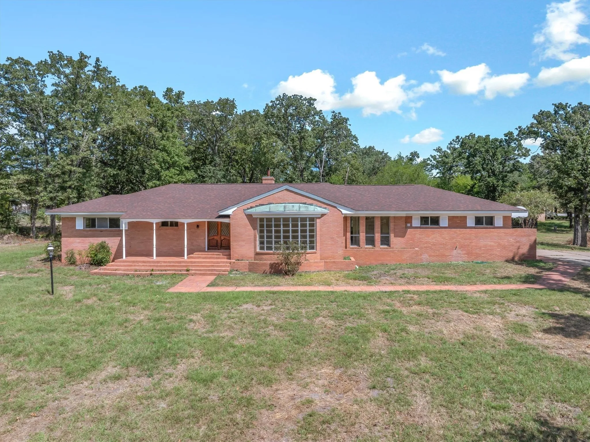 Single Family Residence For Sale in Henderson County , 609 E Dewey Street, Malakoff, Texas 75148, 3 Bedroom, 3 Bathroom, Garage spaces, 2,370 Sqft, built in 1964, mls#21371566, Real Estate Agent in Malakoff, Homes For Sale in Henderson county, Homes For Sale in Malakoff, Realtor in Malakoff Texas, Real Estate Brokerage Independent Realty Texas, Luminita Cordes Realtor
