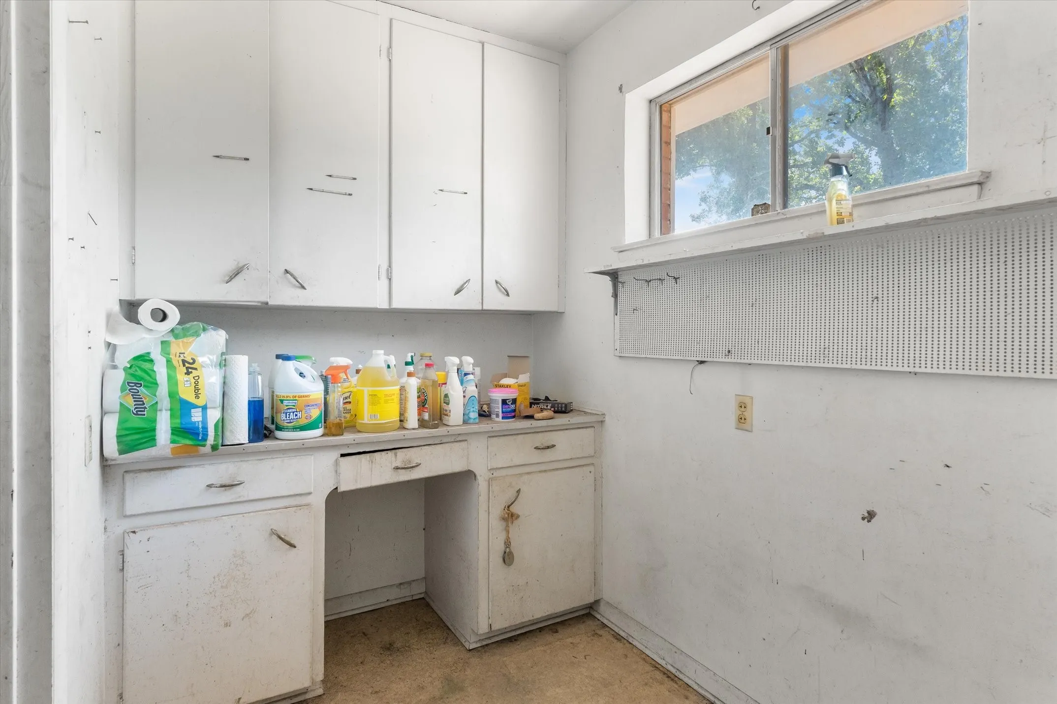Single Family Residence For Sale in Henderson County , 609 E Dewey Street, Malakoff, Texas 75148, 3 Bedroom, 3 Bathroom, Garage spaces, 2,370 Sqft, built in 1964, mls#21371566, Real Estate Agent in Malakoff, Homes For Sale in Henderson county, Homes For Sale in Malakoff, Realtor in Malakoff Texas, Real Estate Brokerage Independent Realty Texas, Luminita Cordes Realtor