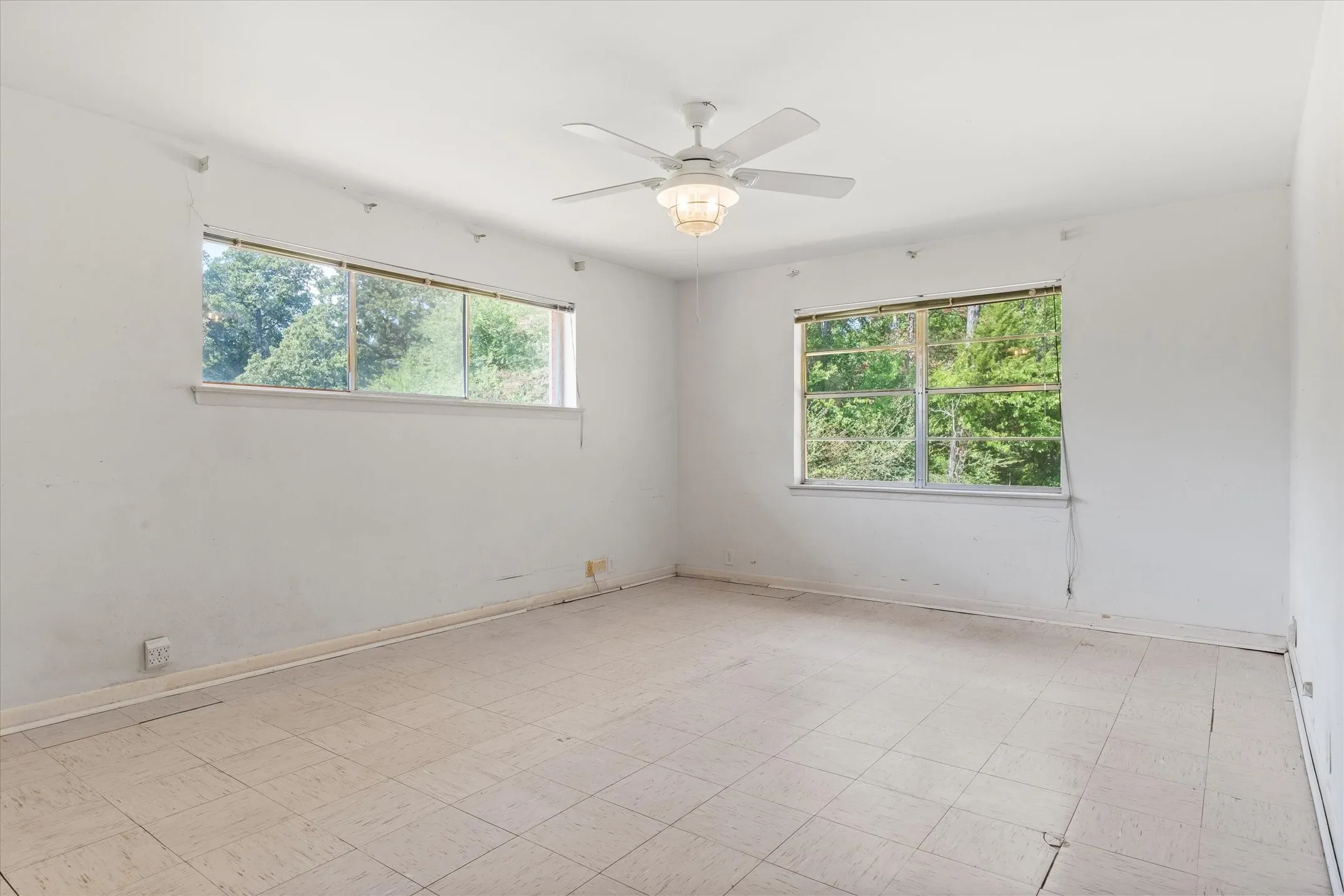 Single Family Residence For Sale in Henderson County , 609 E Dewey Street, Malakoff, Texas 75148, 3 Bedroom, 3 Bathroom, Garage spaces, 2,370 Sqft, built in 1964, mls#21371566, Real Estate Agent in Malakoff, Homes For Sale in Henderson county, Homes For Sale in Malakoff, Realtor in Malakoff Texas, Real Estate Brokerage Independent Realty Texas, Luminita Cordes Realtor