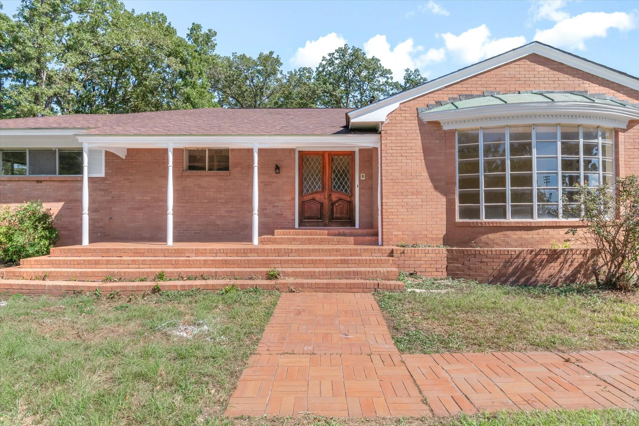 Single Family Residence For Sale in Henderson County , 609 E Dewey Street, Malakoff, Texas 75148, 3 Bedroom, 3 Bathroom, Garage spaces, 2,370 Sqft, built in 1964, mls#21371566, Real Estate Agent in Malakoff, Homes For Sale in Henderson county, Homes For Sale in Malakoff, Realtor in Malakoff Texas, Real Estate Brokerage Independent Realty Texas, Luminita Cordes Realtor