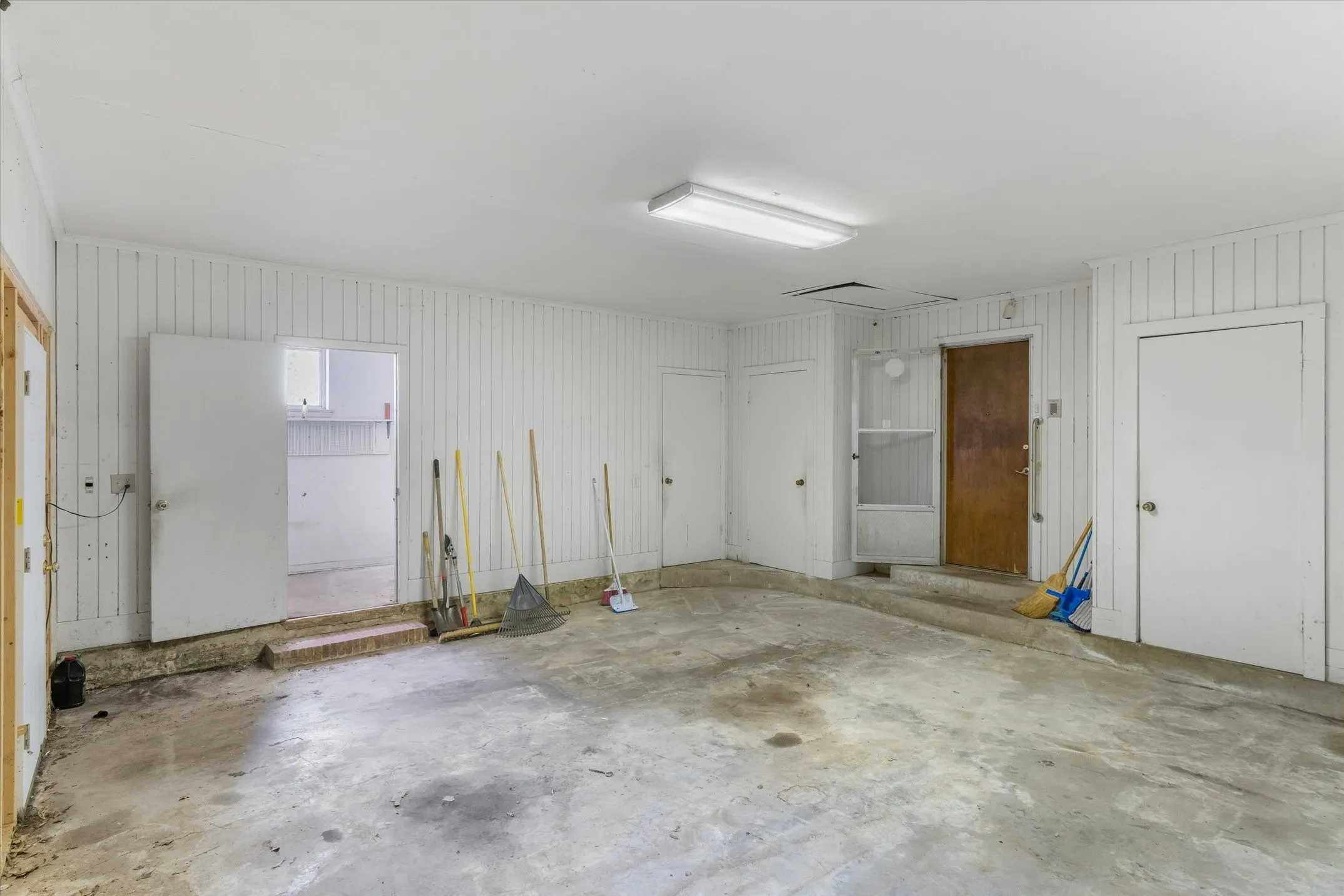 Enclosed Garage/flex space!